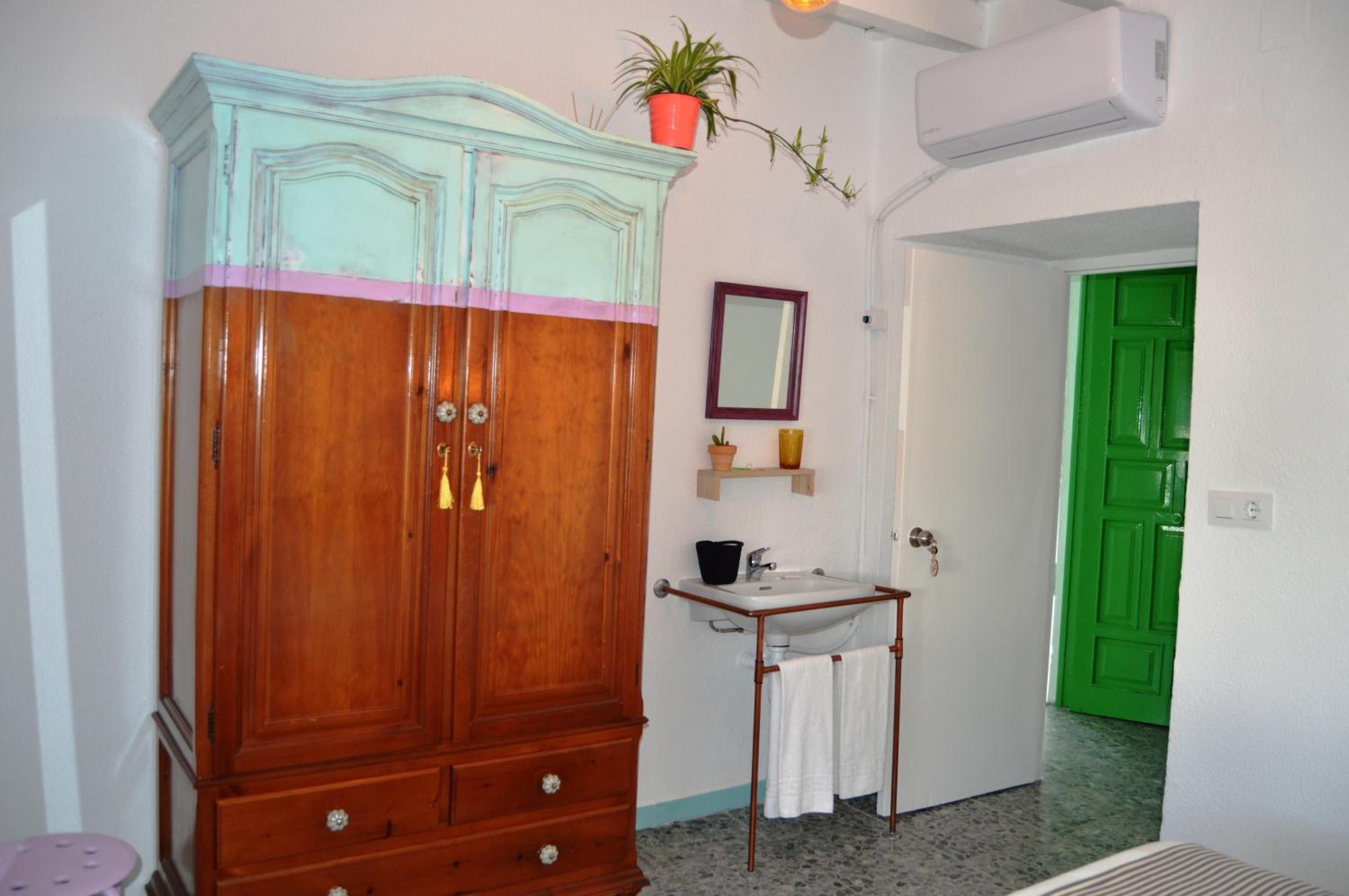 Twin Room with Private External Bathroom photo 2