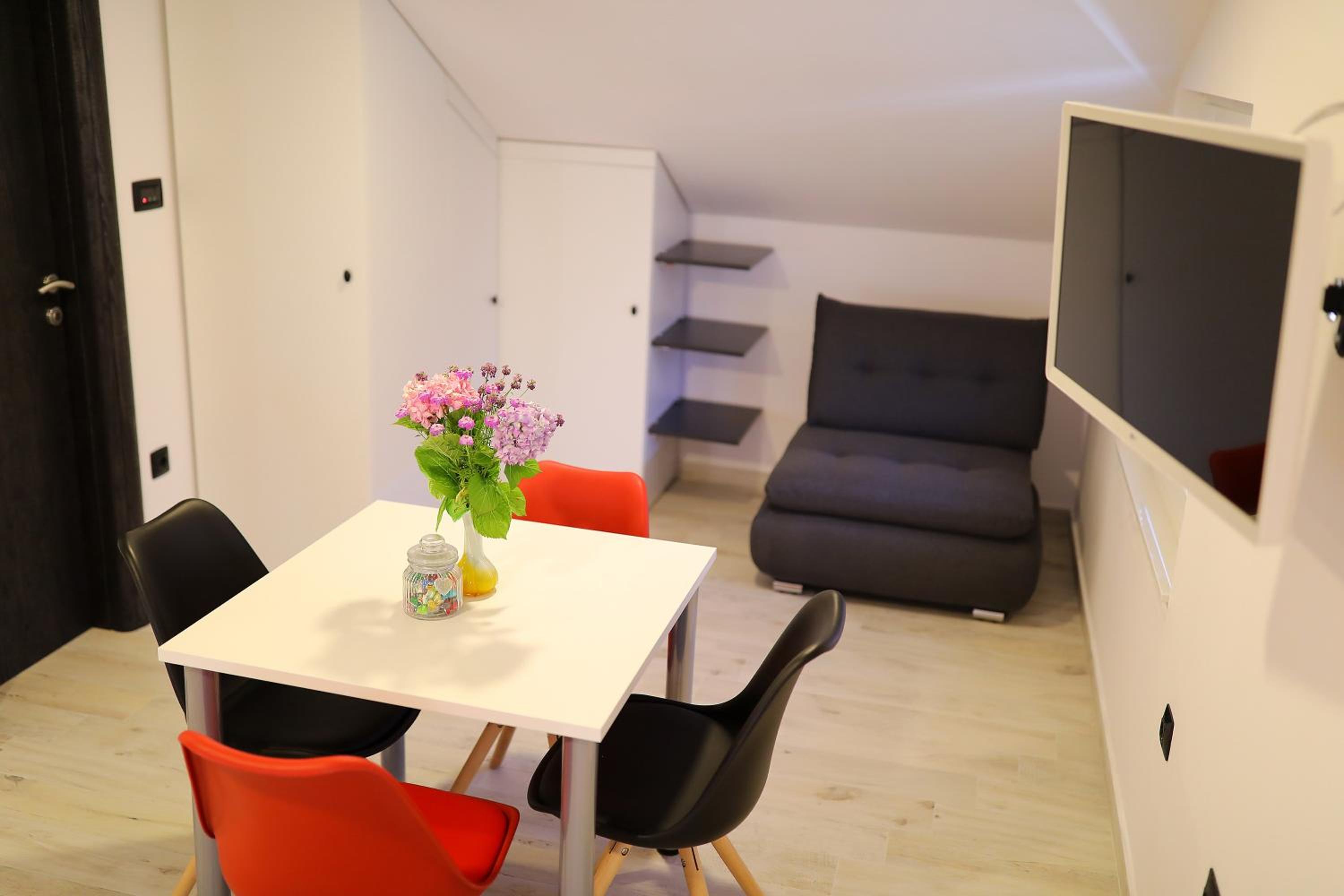 Studio Apartment - Photo 3