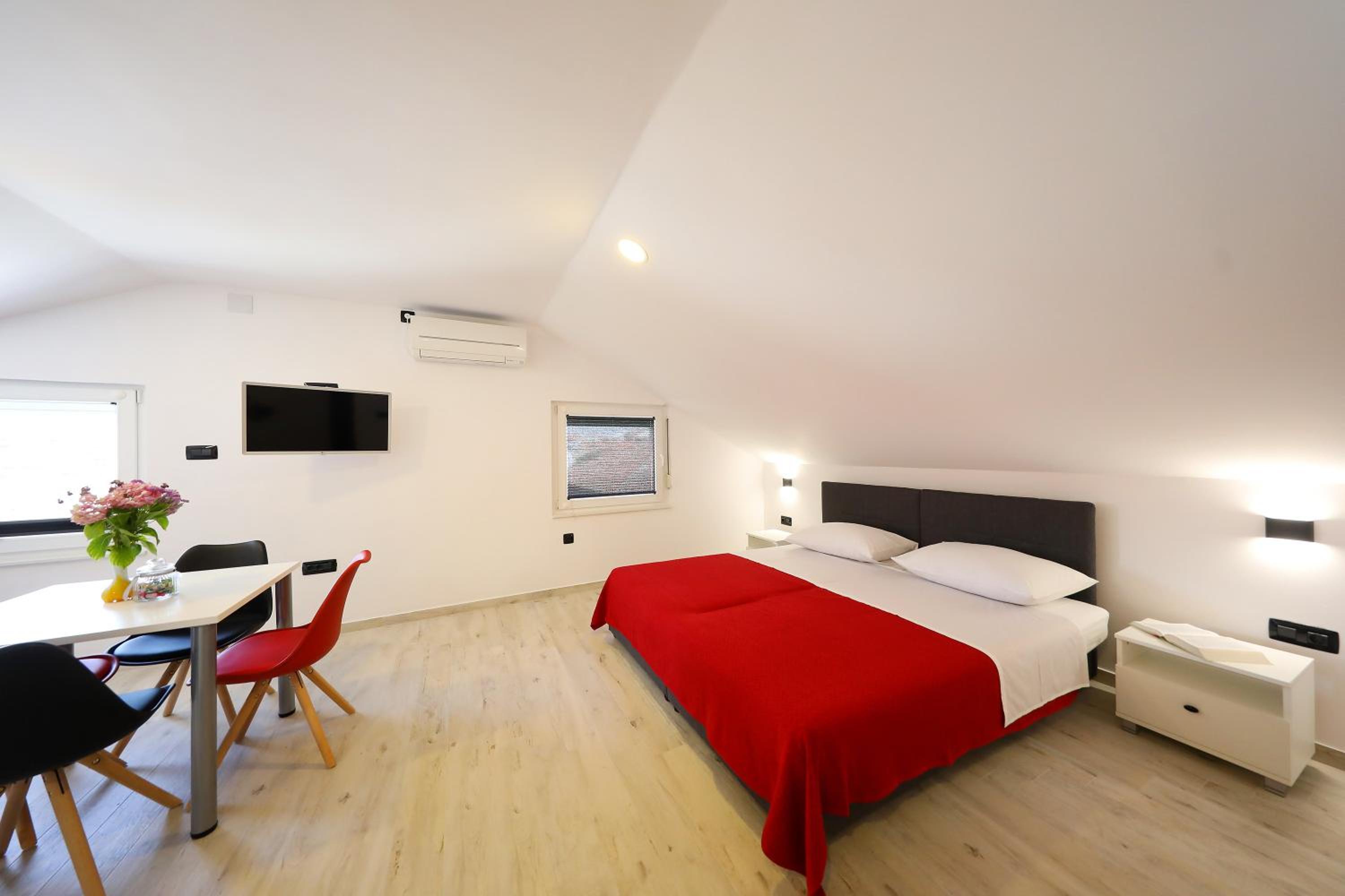 Studio Apartment - Photo 12