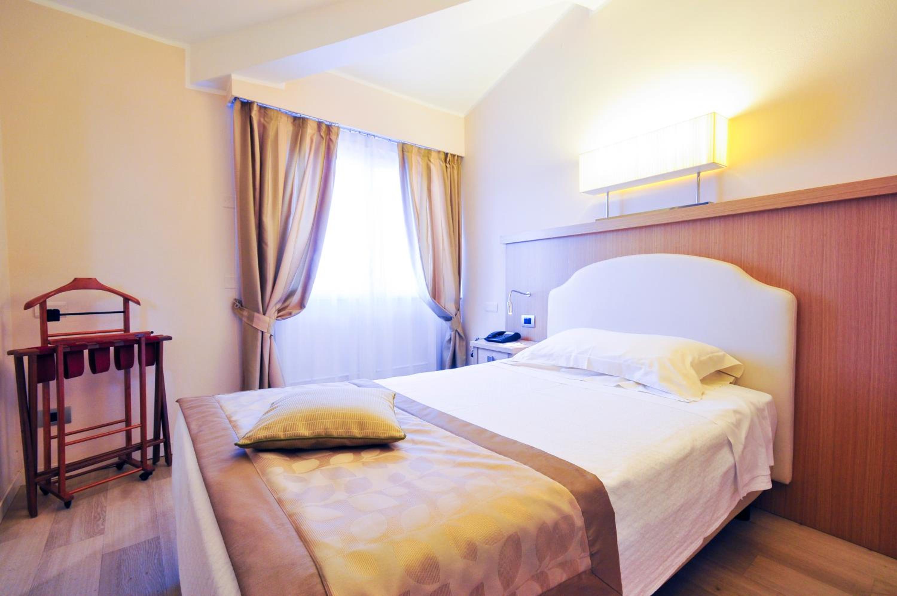 Deluxe Single Room with Balcony and Lateral Lake View and Spa Access