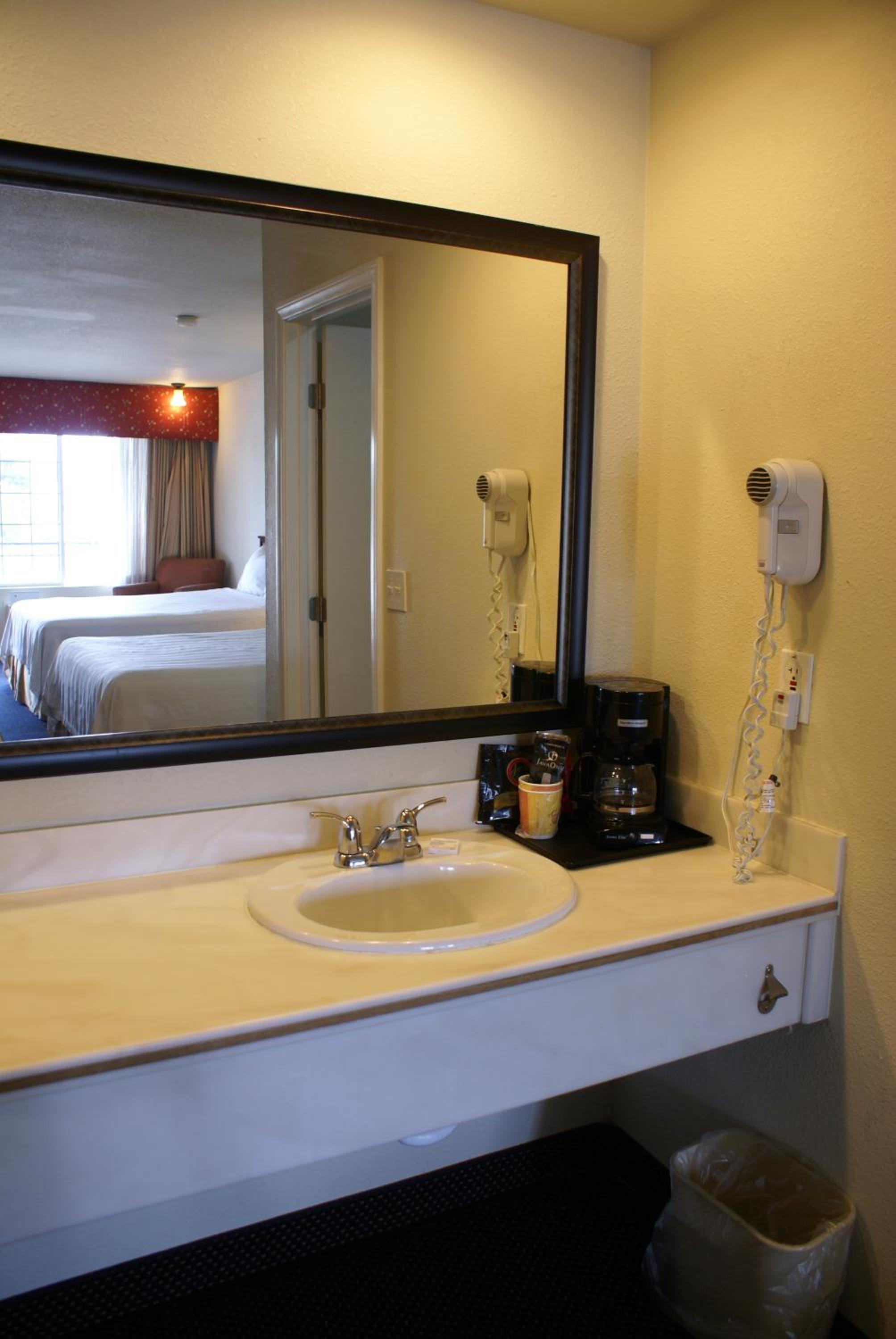 Queen Room with Two Queen Beds - Photo 7