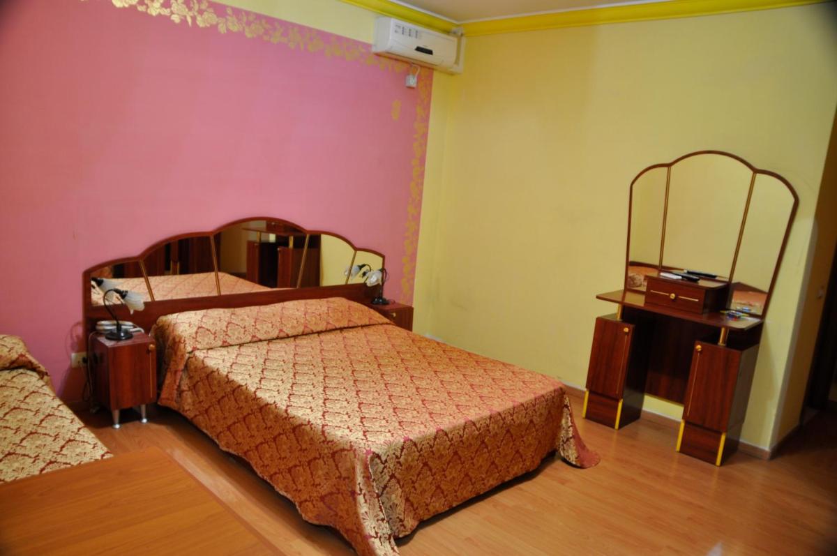 Deluxe Double Room (2 Adults + 1 Child) photo 1