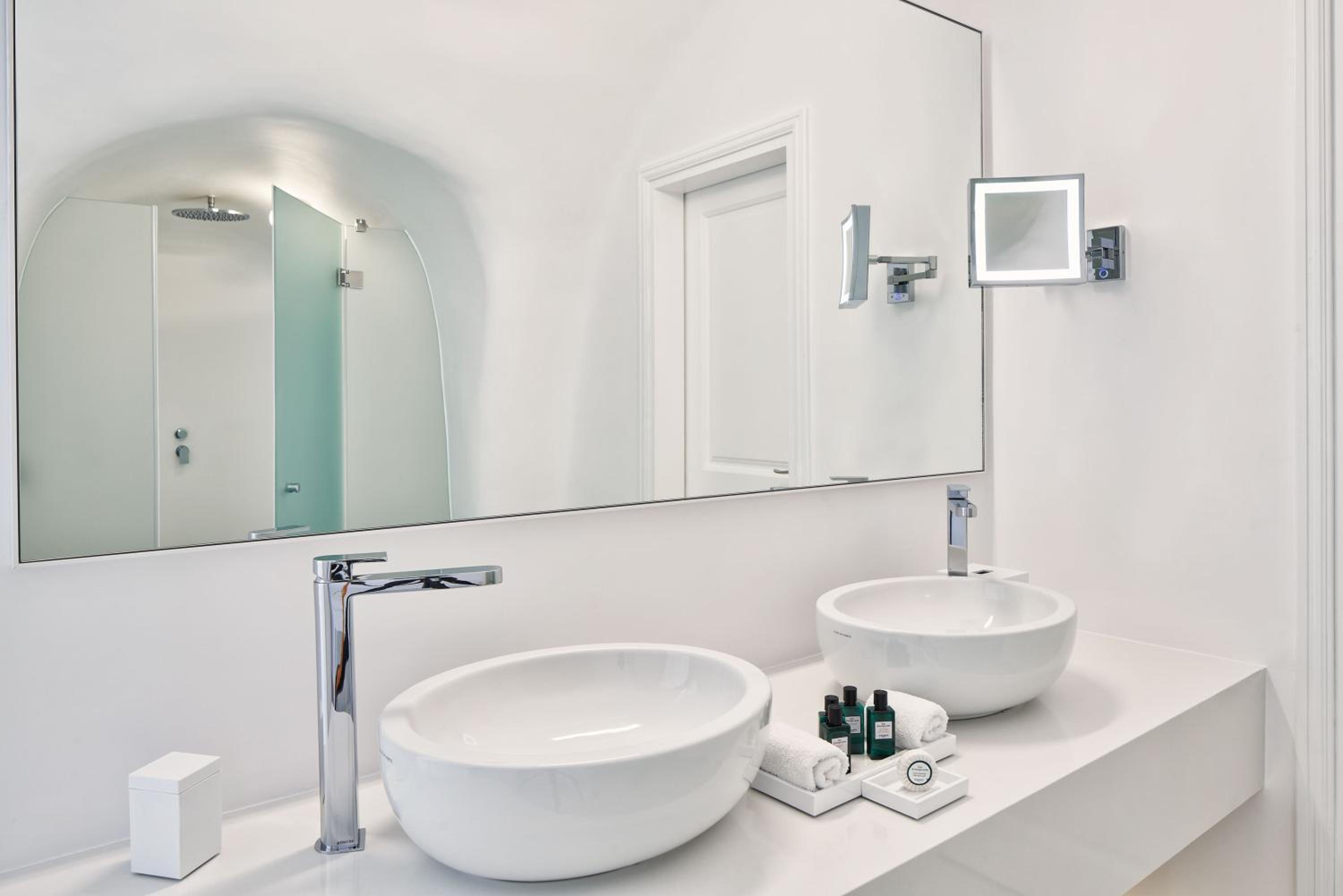 Pool Suite - Photo 24