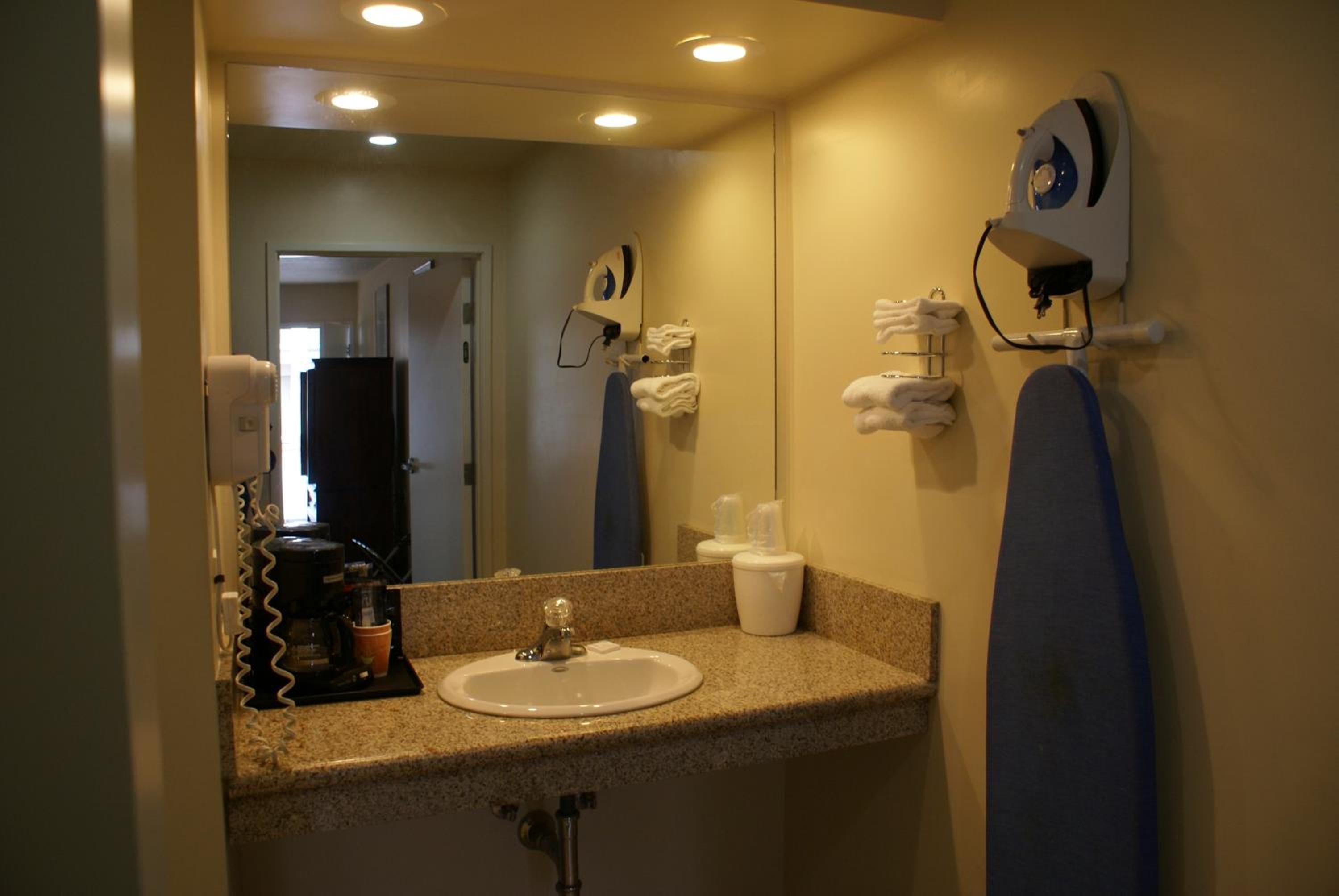 Standard King Room - Photo 8