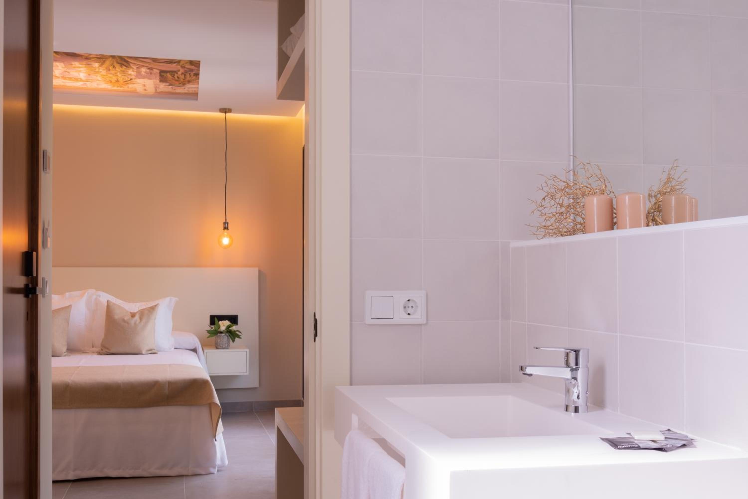 Double Room with Spa Bath - Photo 4