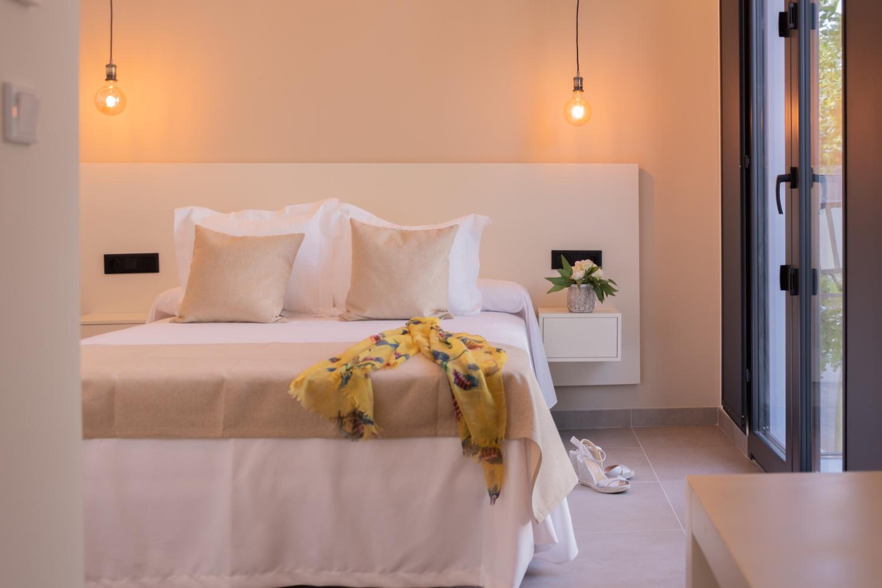 Double Room with Spa Bath - Photo 8