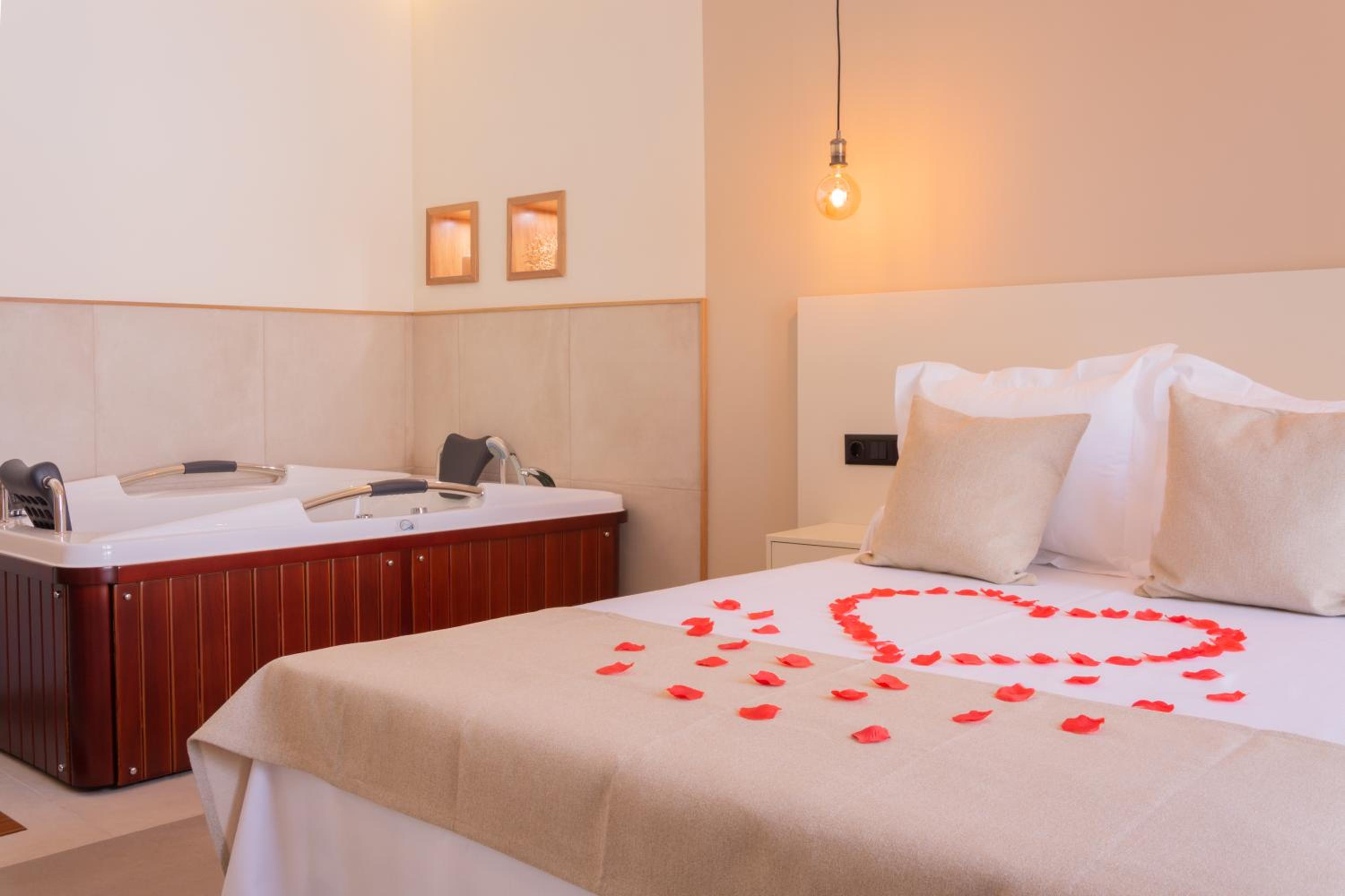 Double Room with Spa Bath - Photo 1