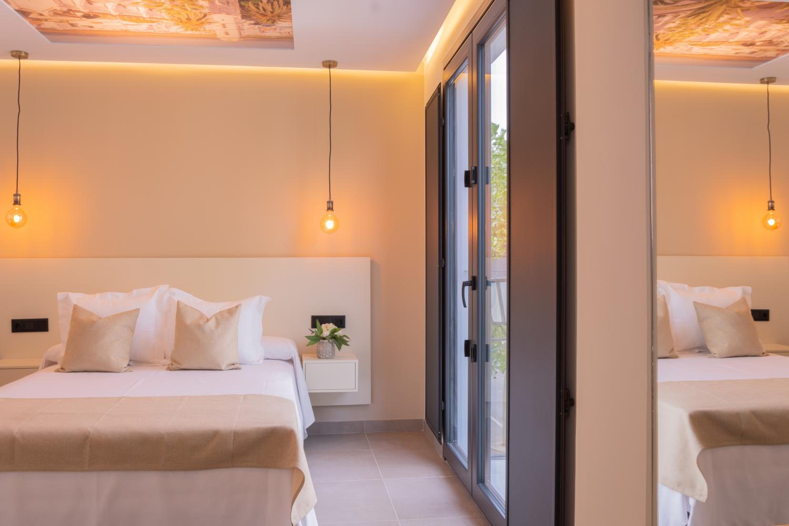 Double Room with Spa Bath - Photo 2