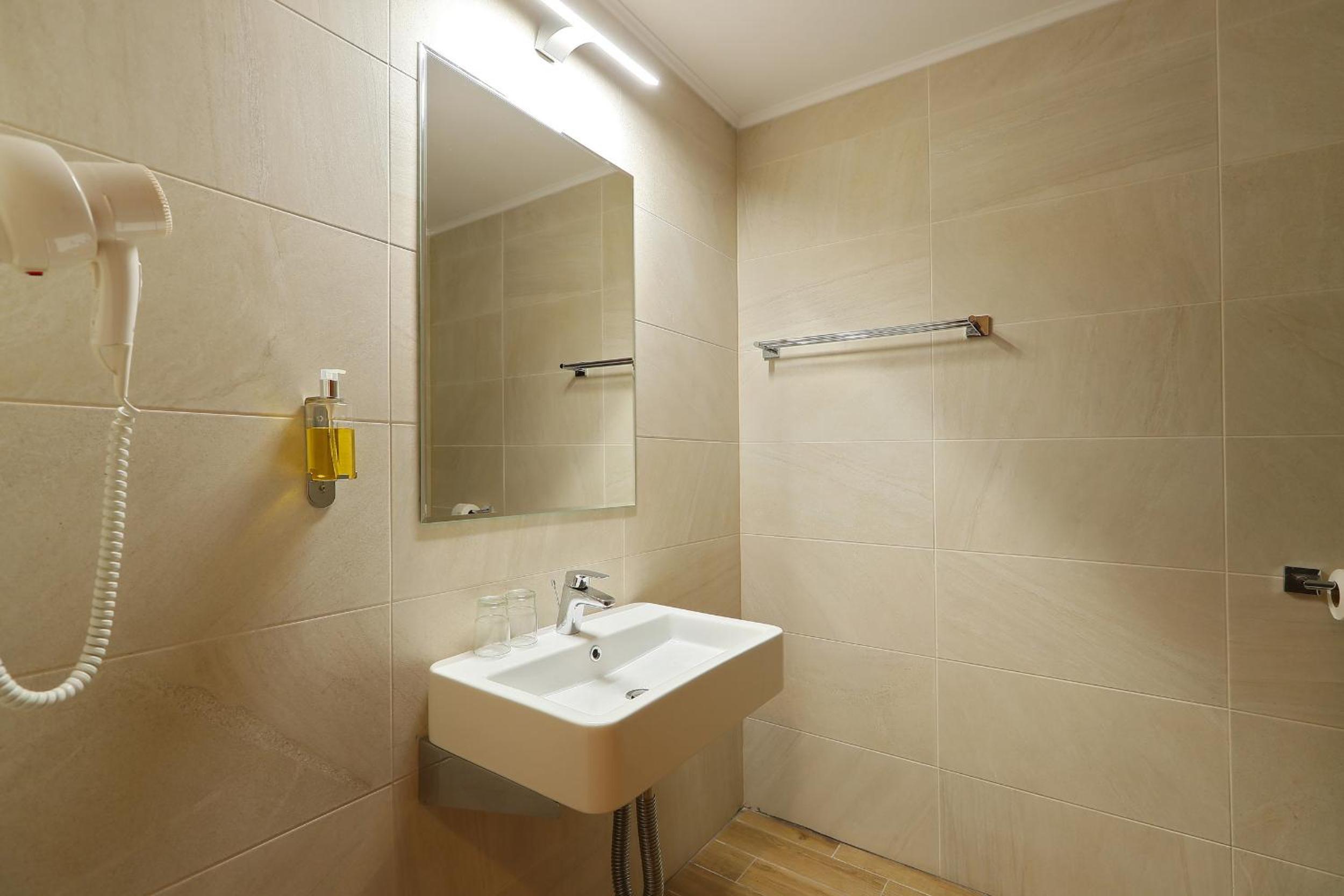 Double Room - Photo 7