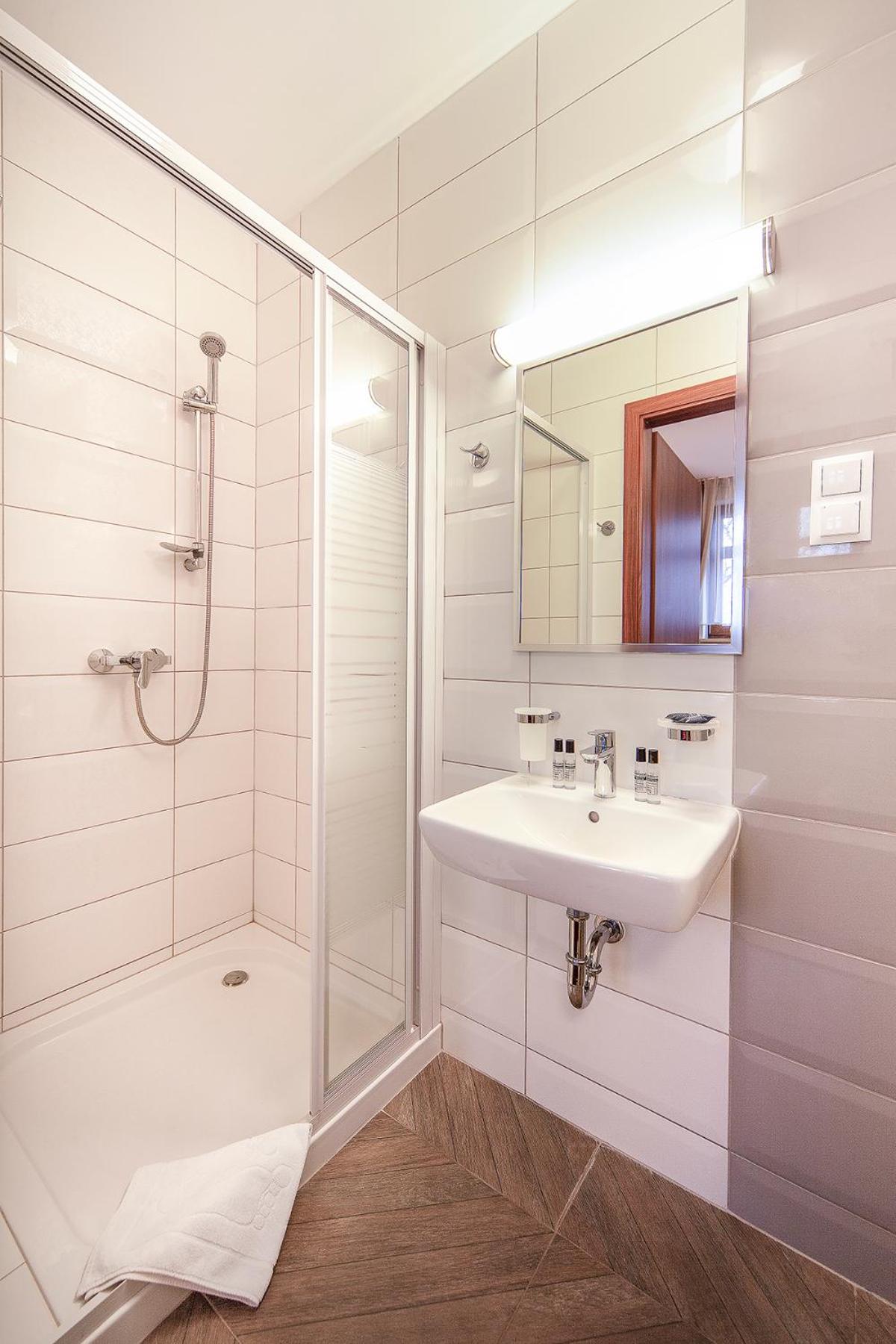 Standard Double Room - Photo 2