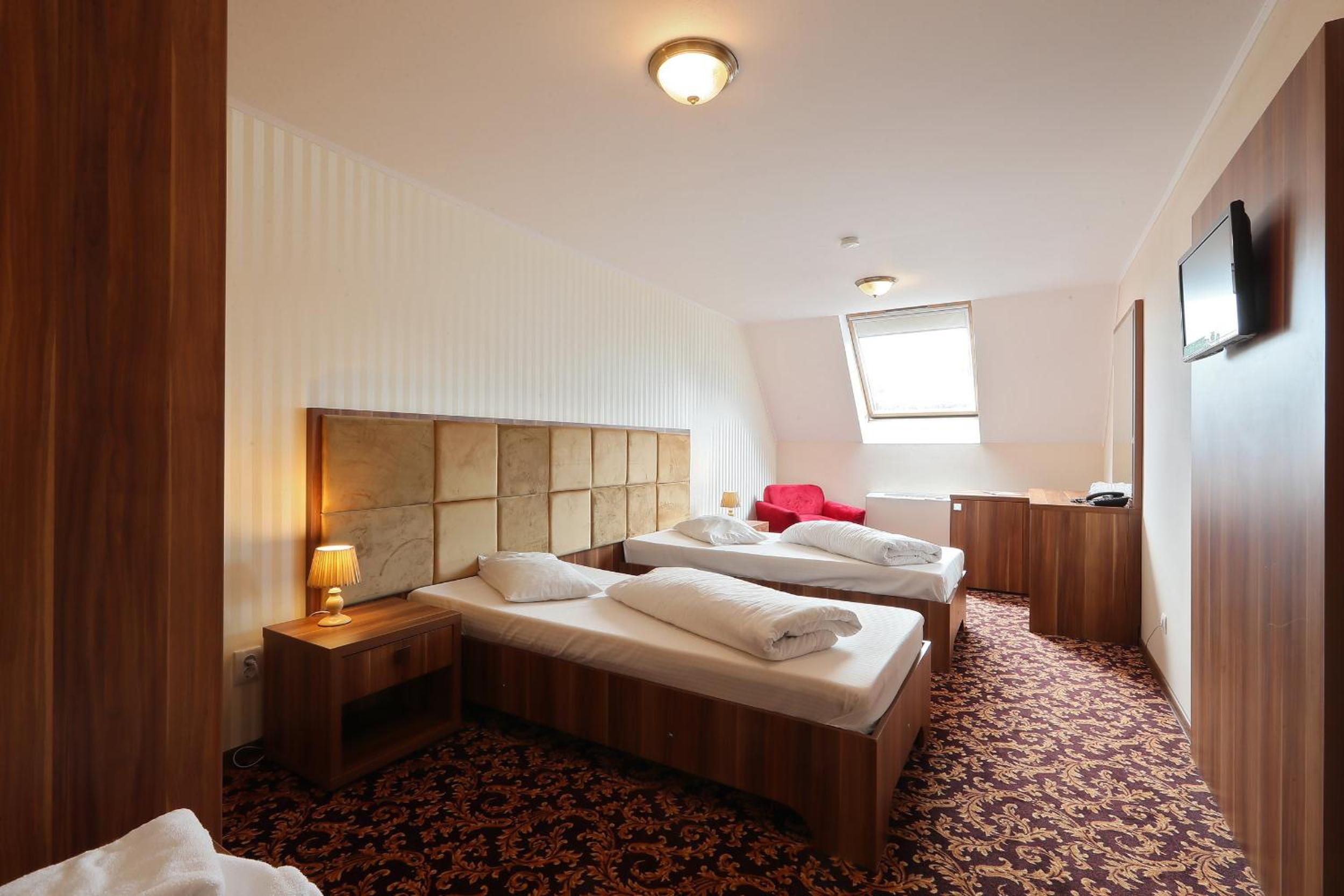 Twin Room - Photo 2