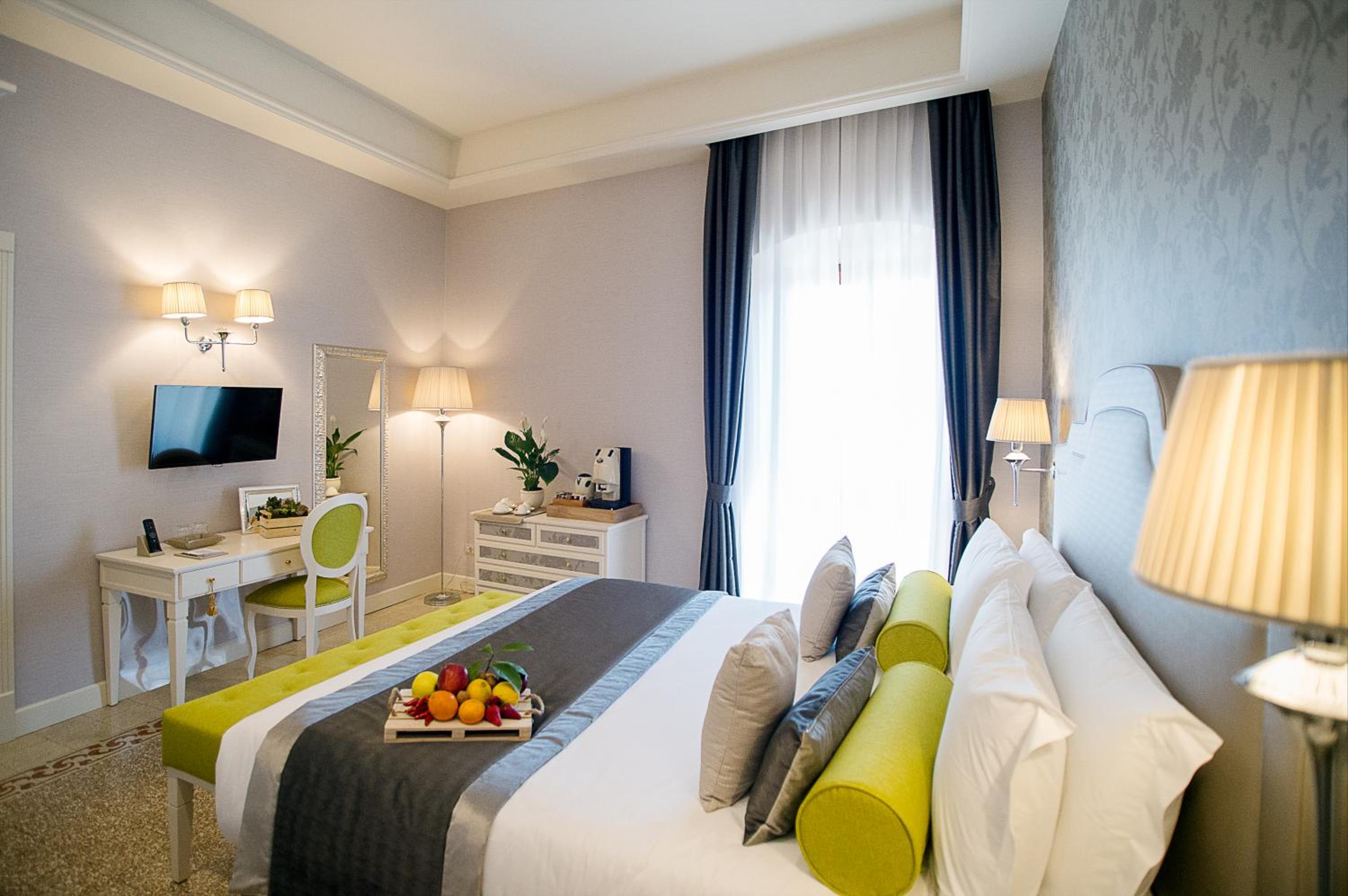 Executive Suite - Photo 6