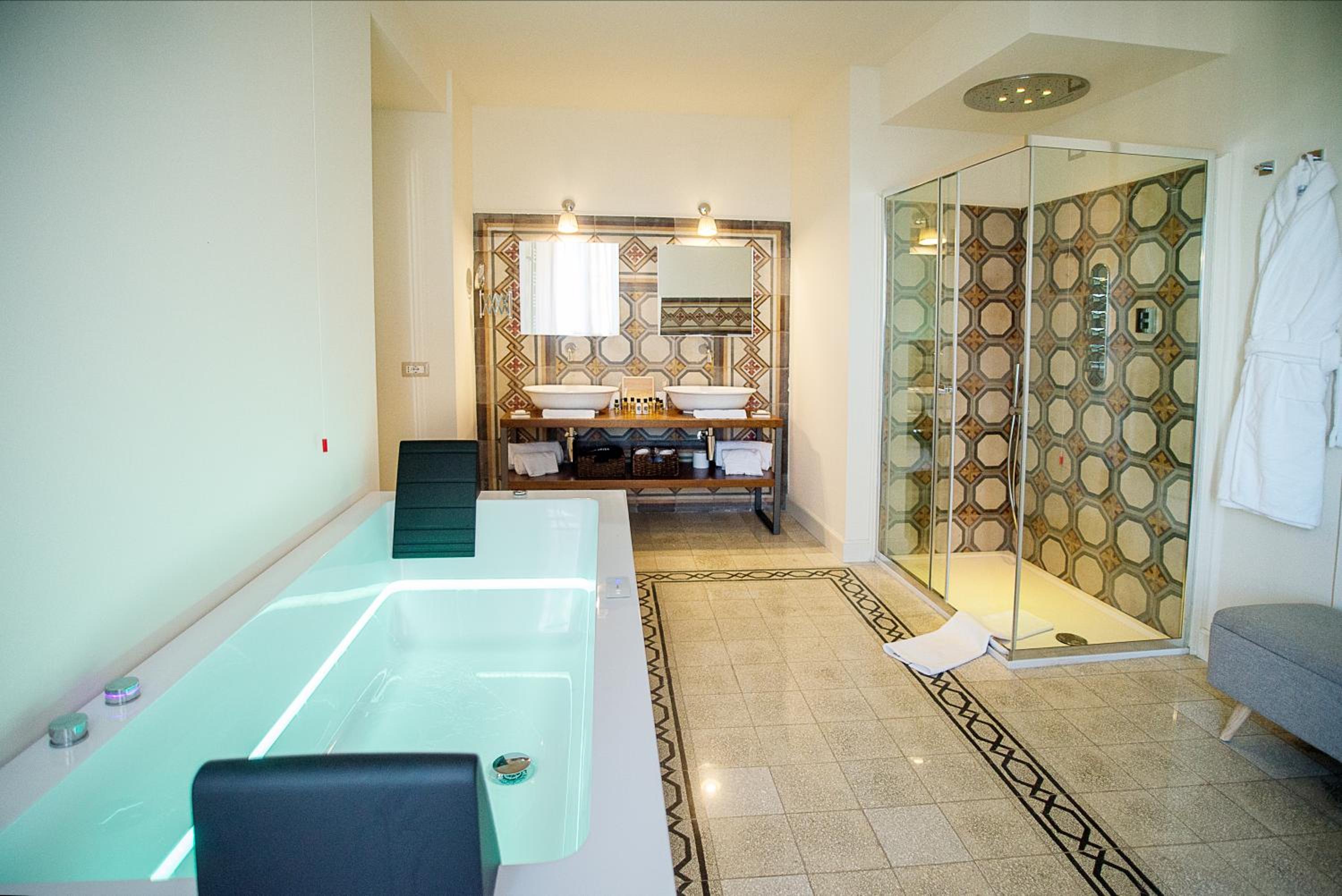 Executive Suite - Photo 7
