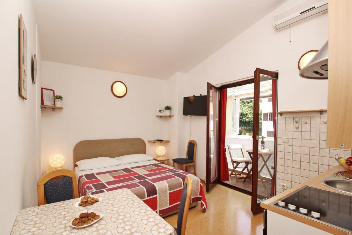Studio Apartment photo 2