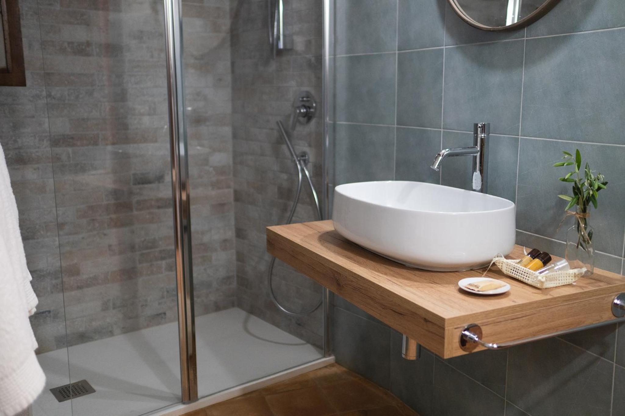 Two-Bedroom Apartment with Private External Bathroom - Photo 18