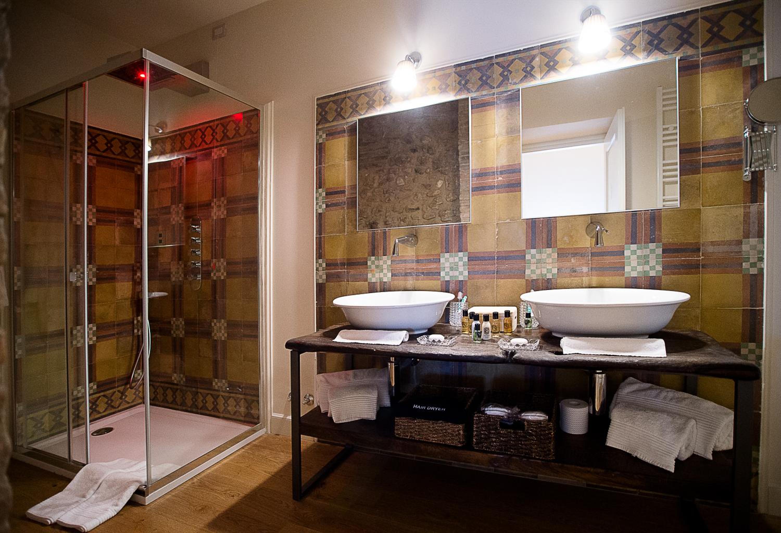 Quadruple Superior Suite - Photo 3