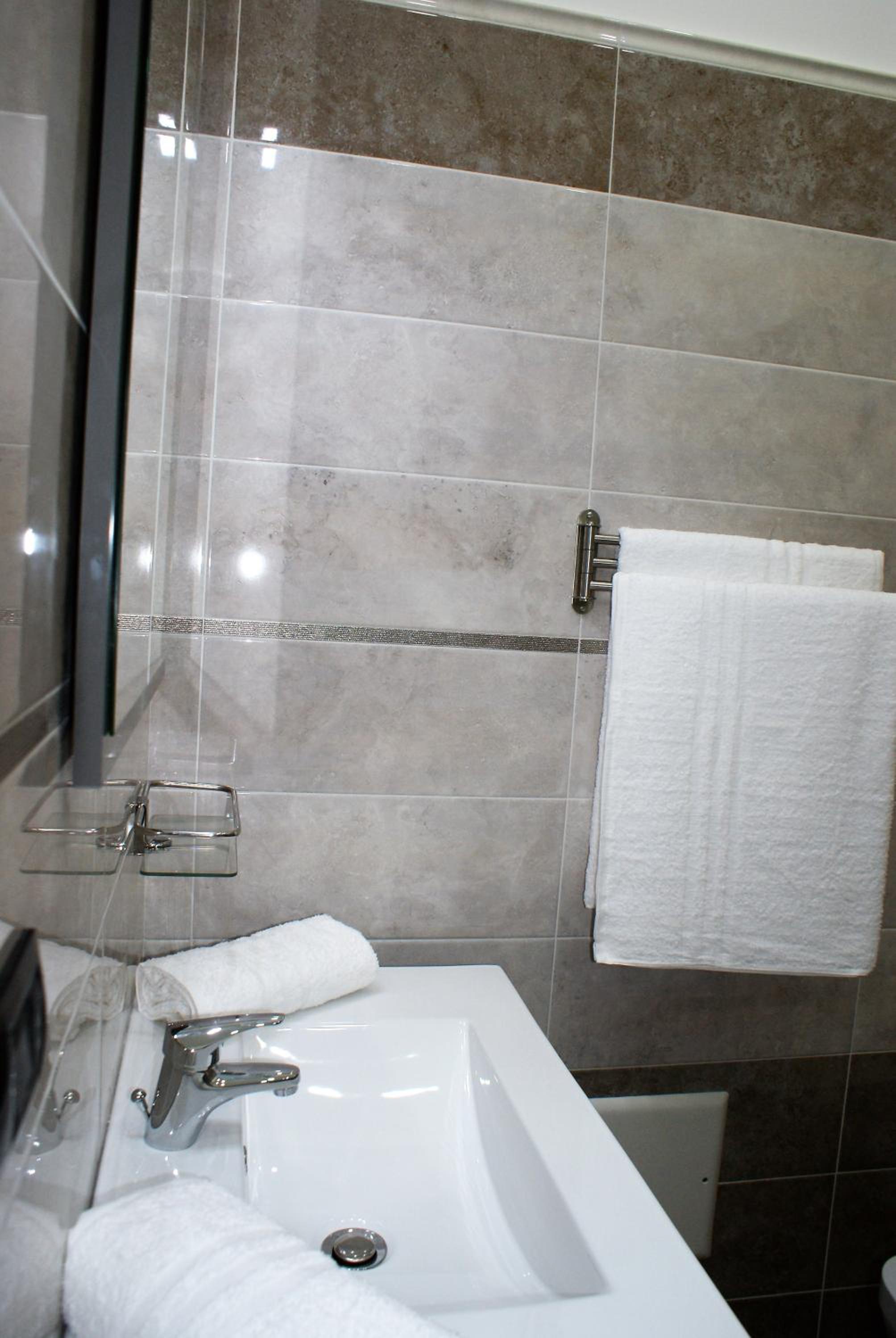 Quadruple Room with Private Bathroom - Photo 2