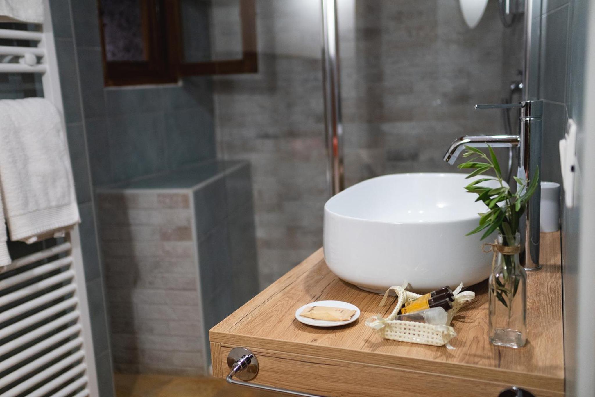 Two-Bedroom Apartment with Private External Bathroom - Photo 10