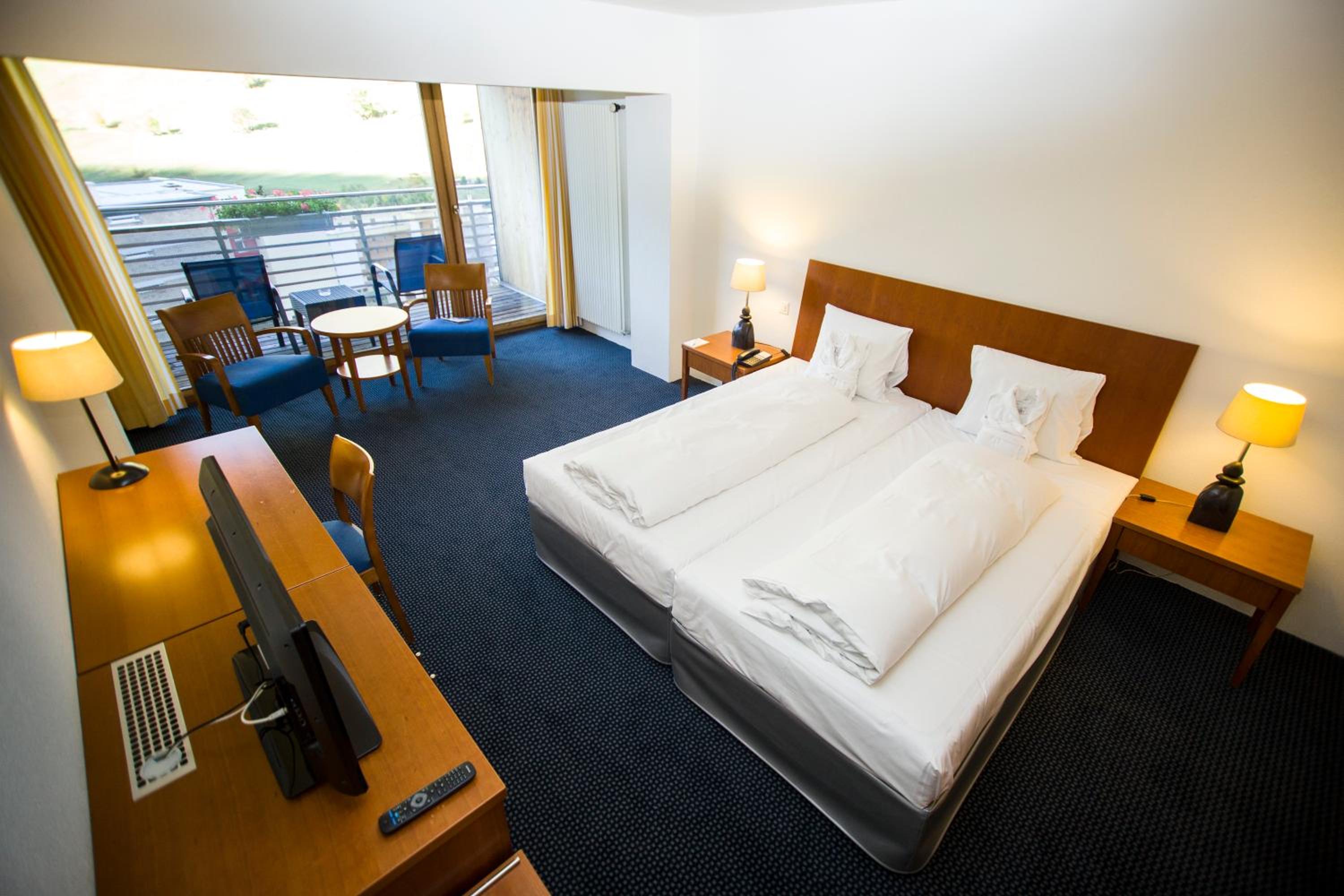 Superior Room with 2 Single Beds and Balcony - Photo 4