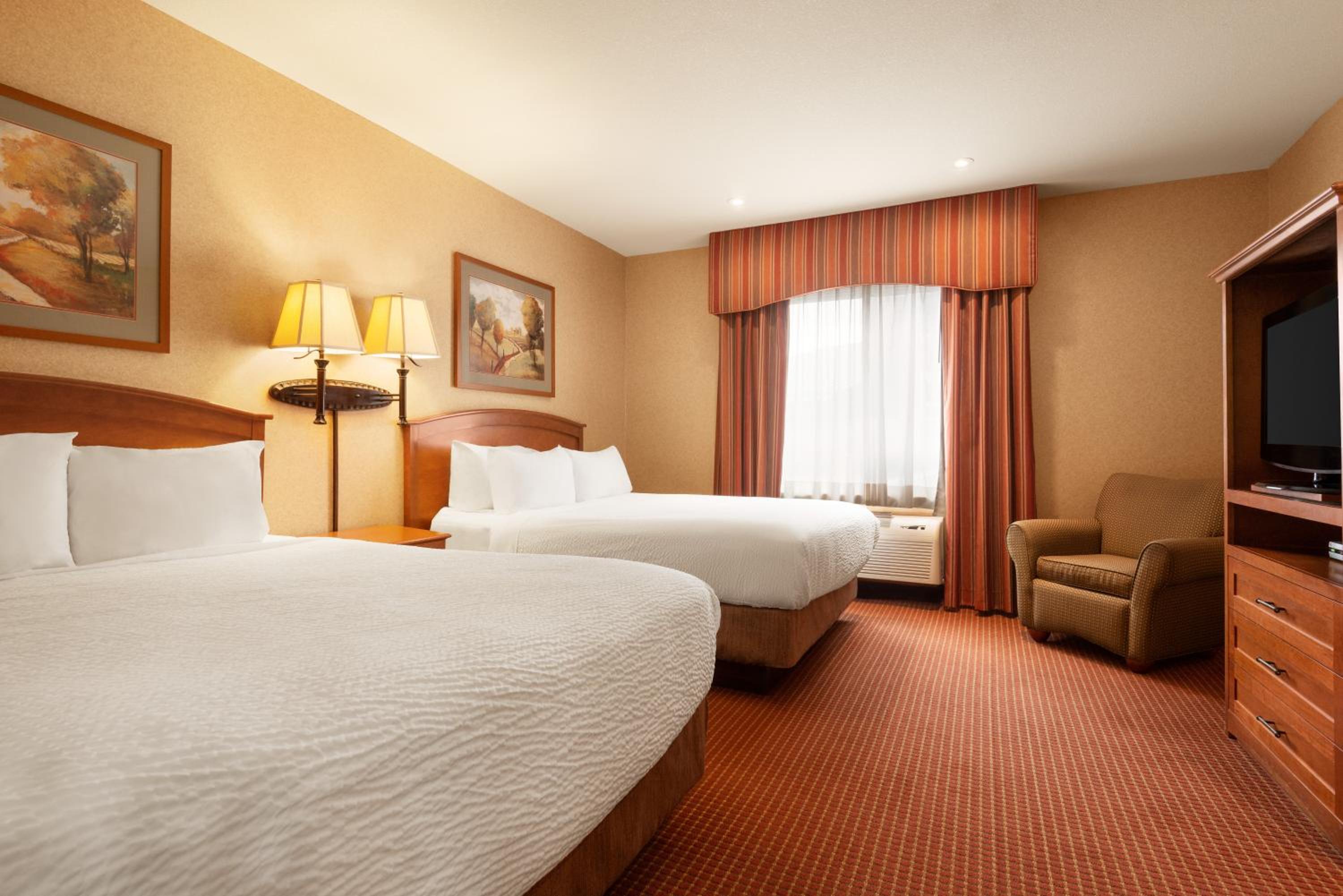 Deluxe Queen Suite with Two Queen Beds- Non-Smoking - Photo 6