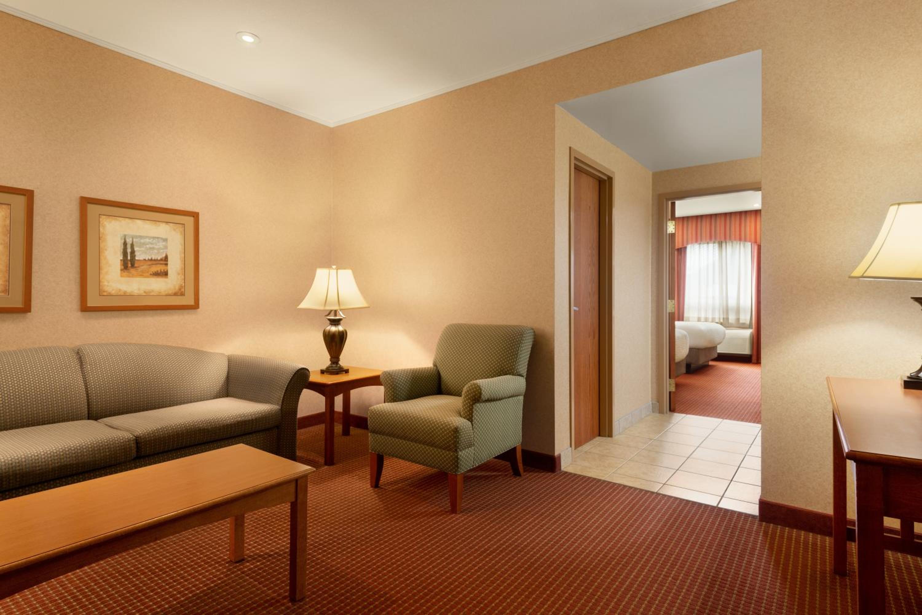 Deluxe Queen Suite with Two Queen Beds- Non-Smoking - Photo 3