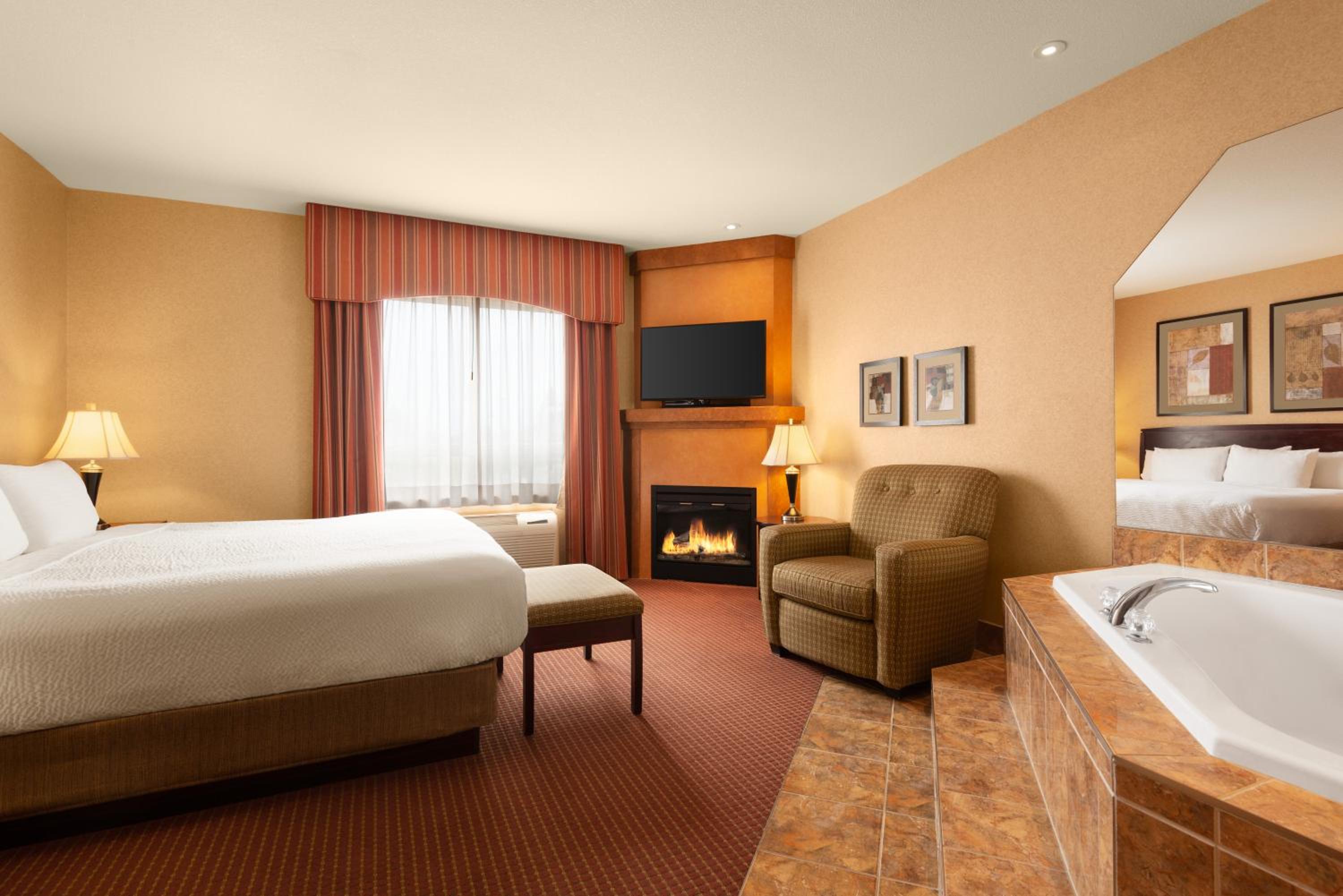 Deluxe King Suite - Non-Smoking - Photo 1