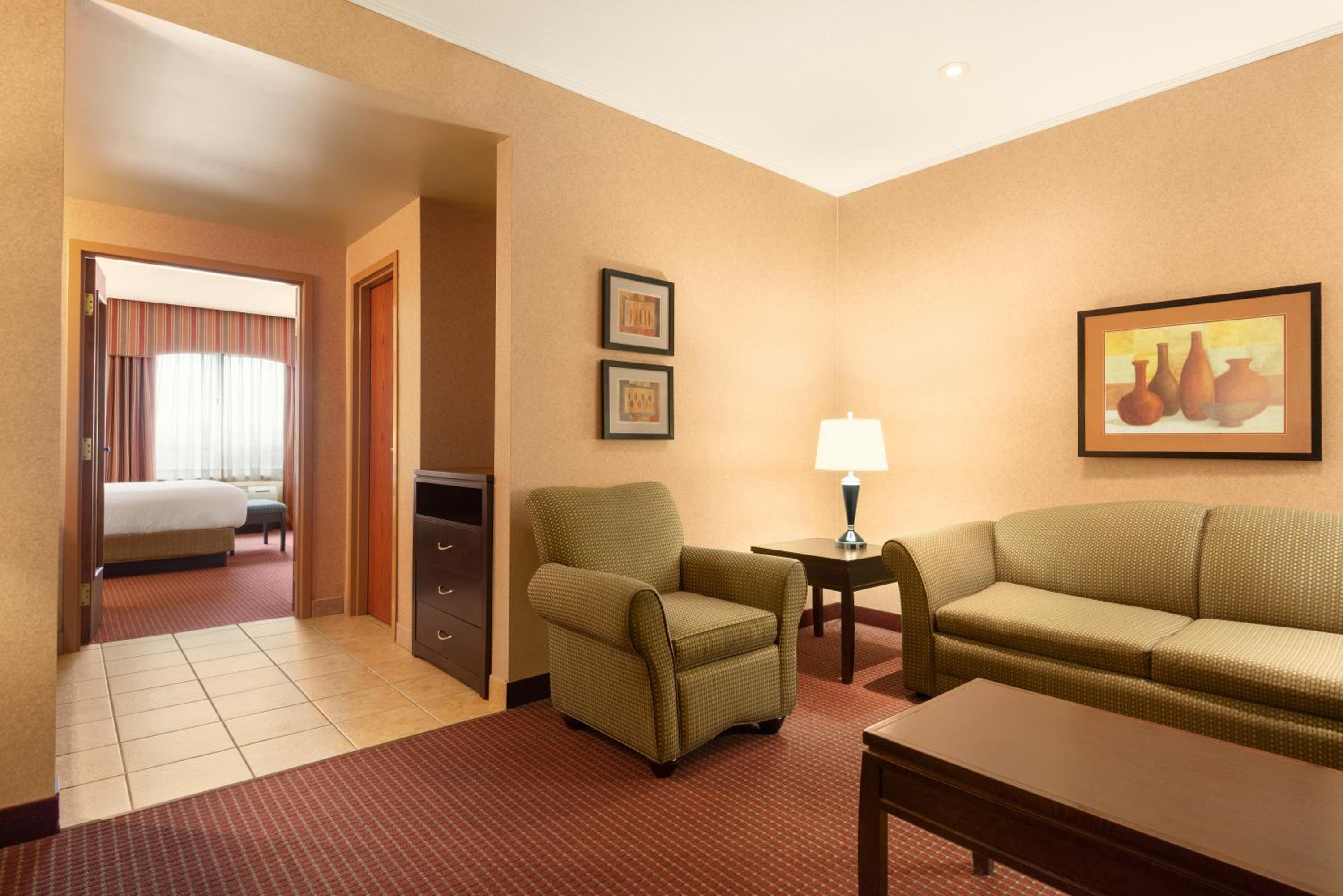 Deluxe King Suite - Non-Smoking - Photo 4