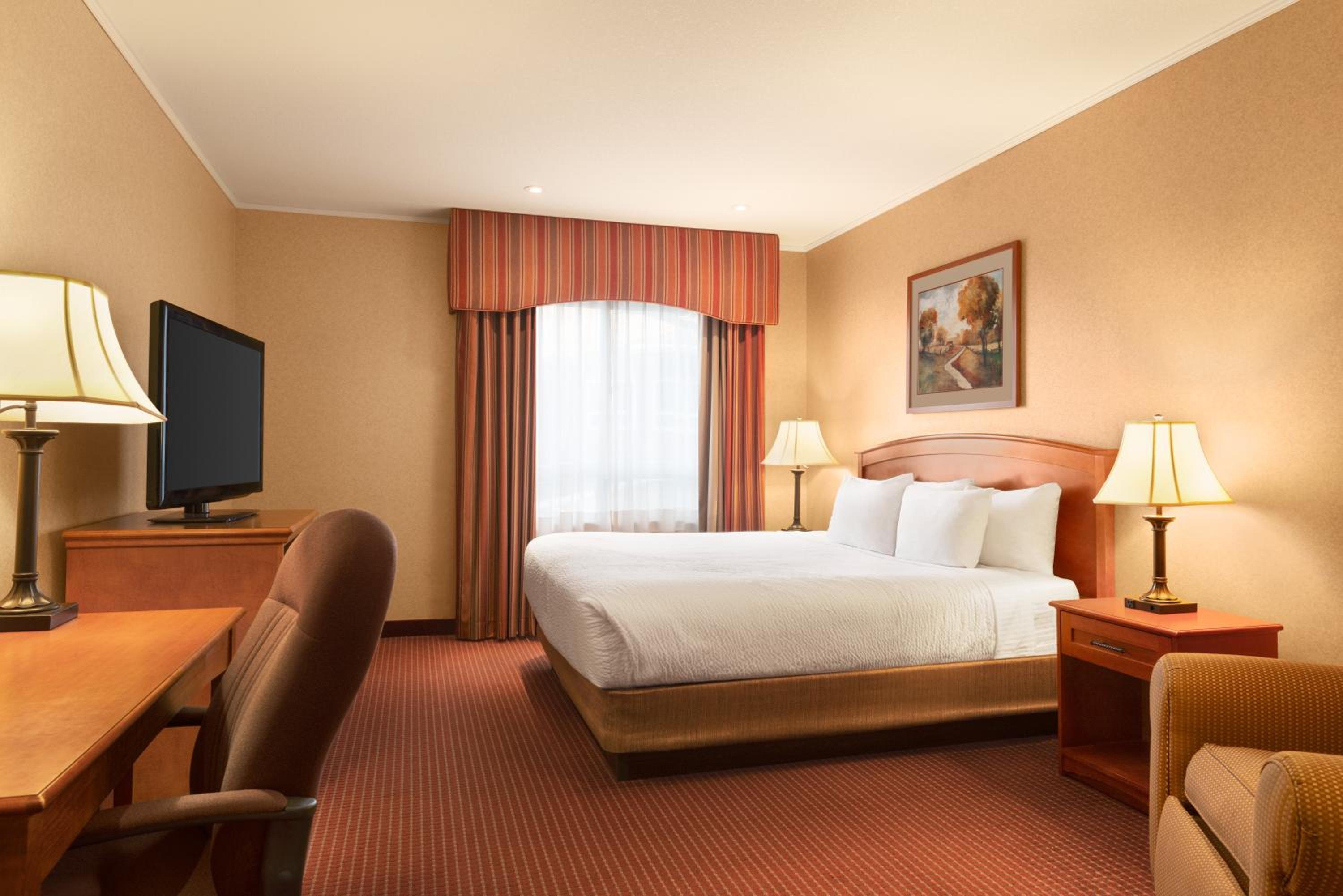Deluxe King Room - Non-Smoking - Photo 2