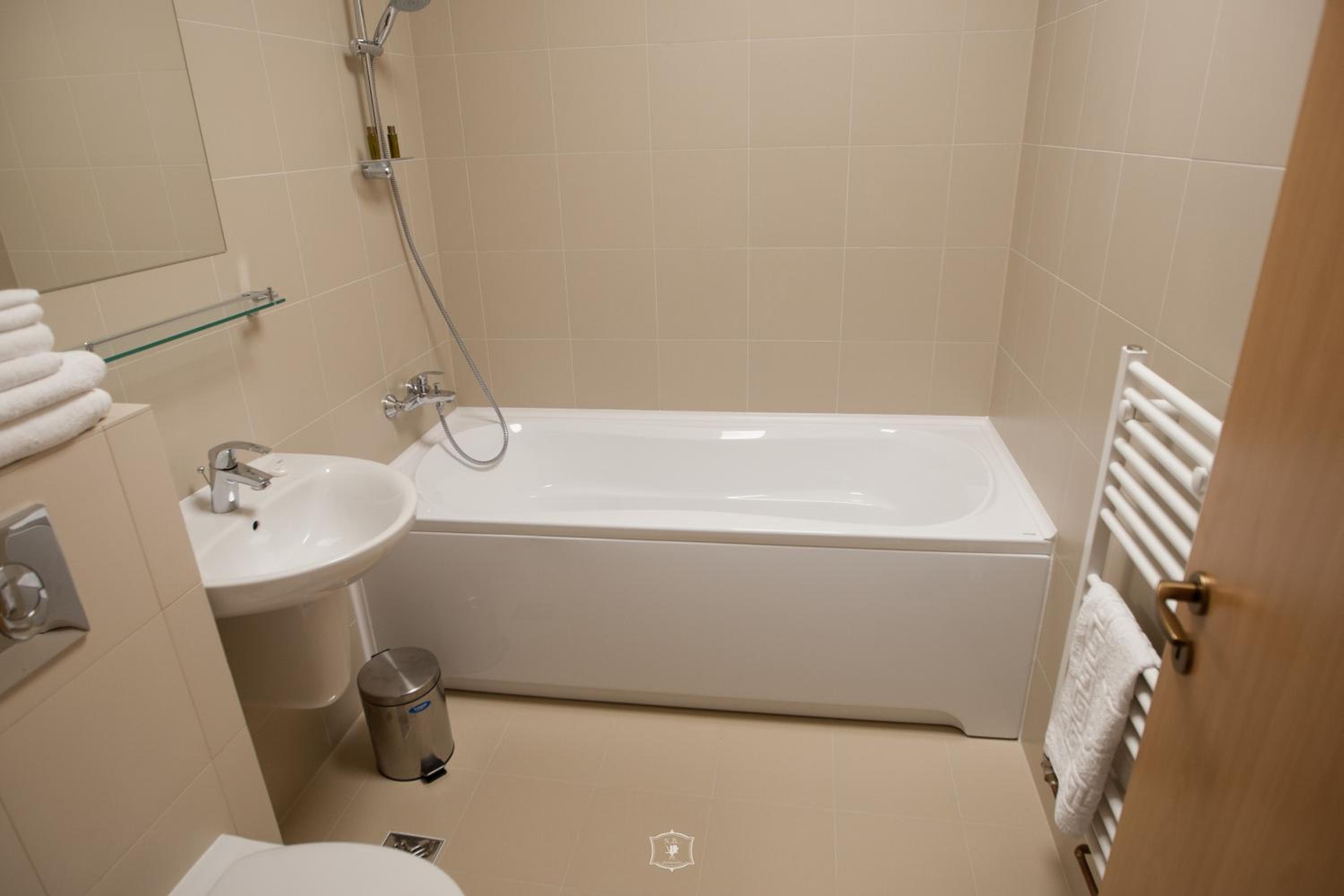 Apartment with Balcony - Photo 15