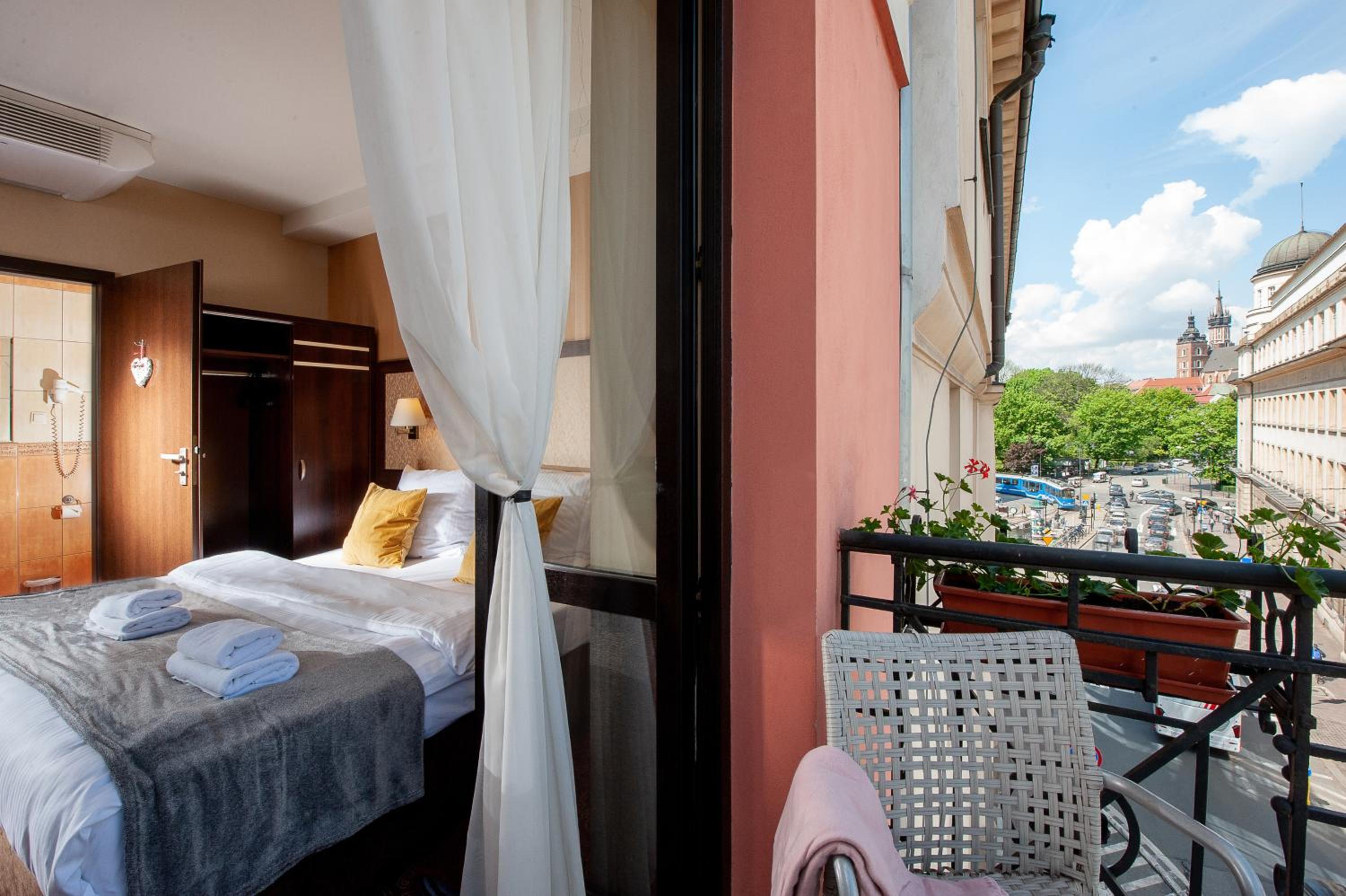 Double or Twin Room with Balcony - Photo 2