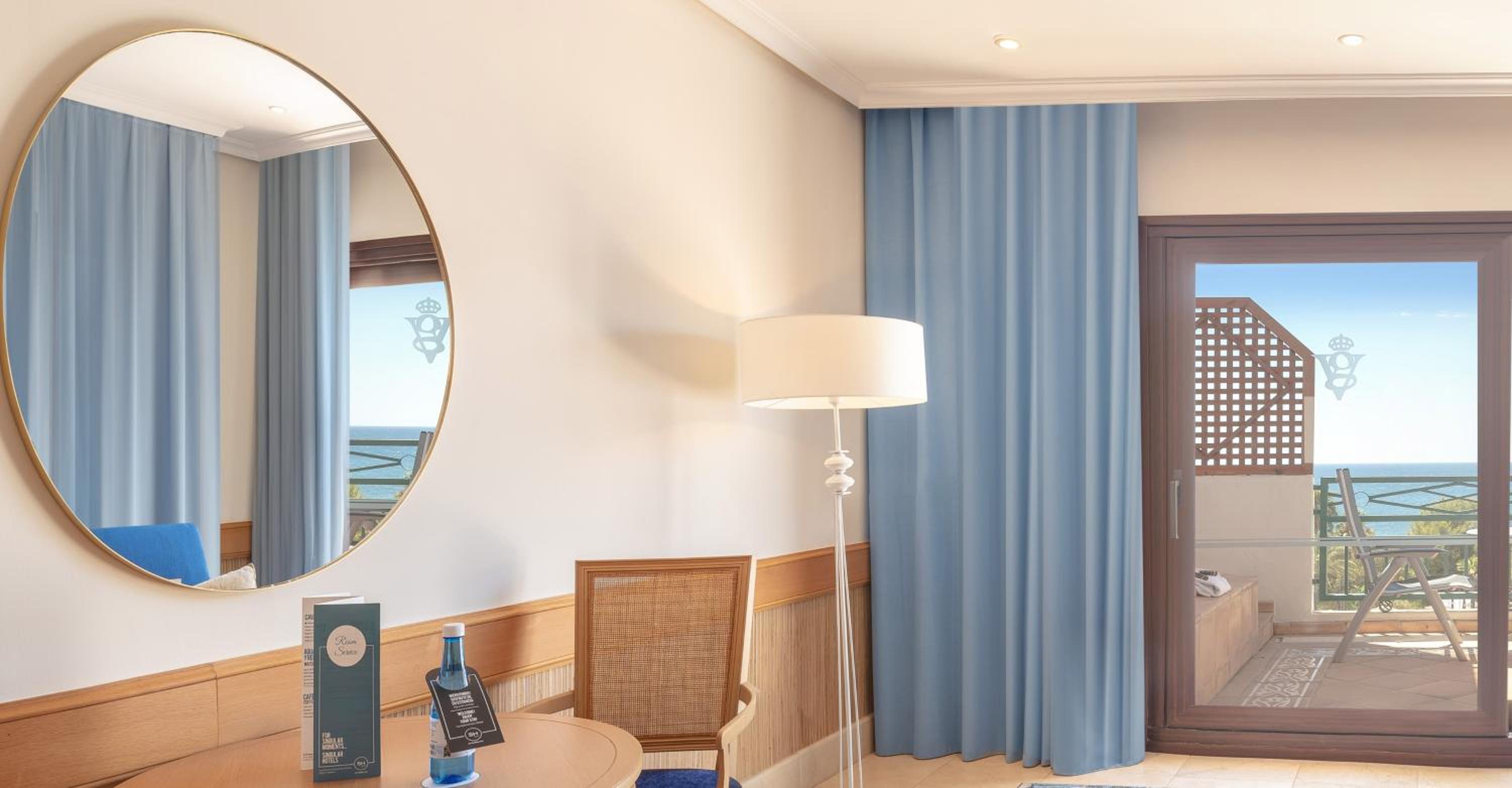 Premium Double Room (3 Adults + 1 Child) - Photo 7