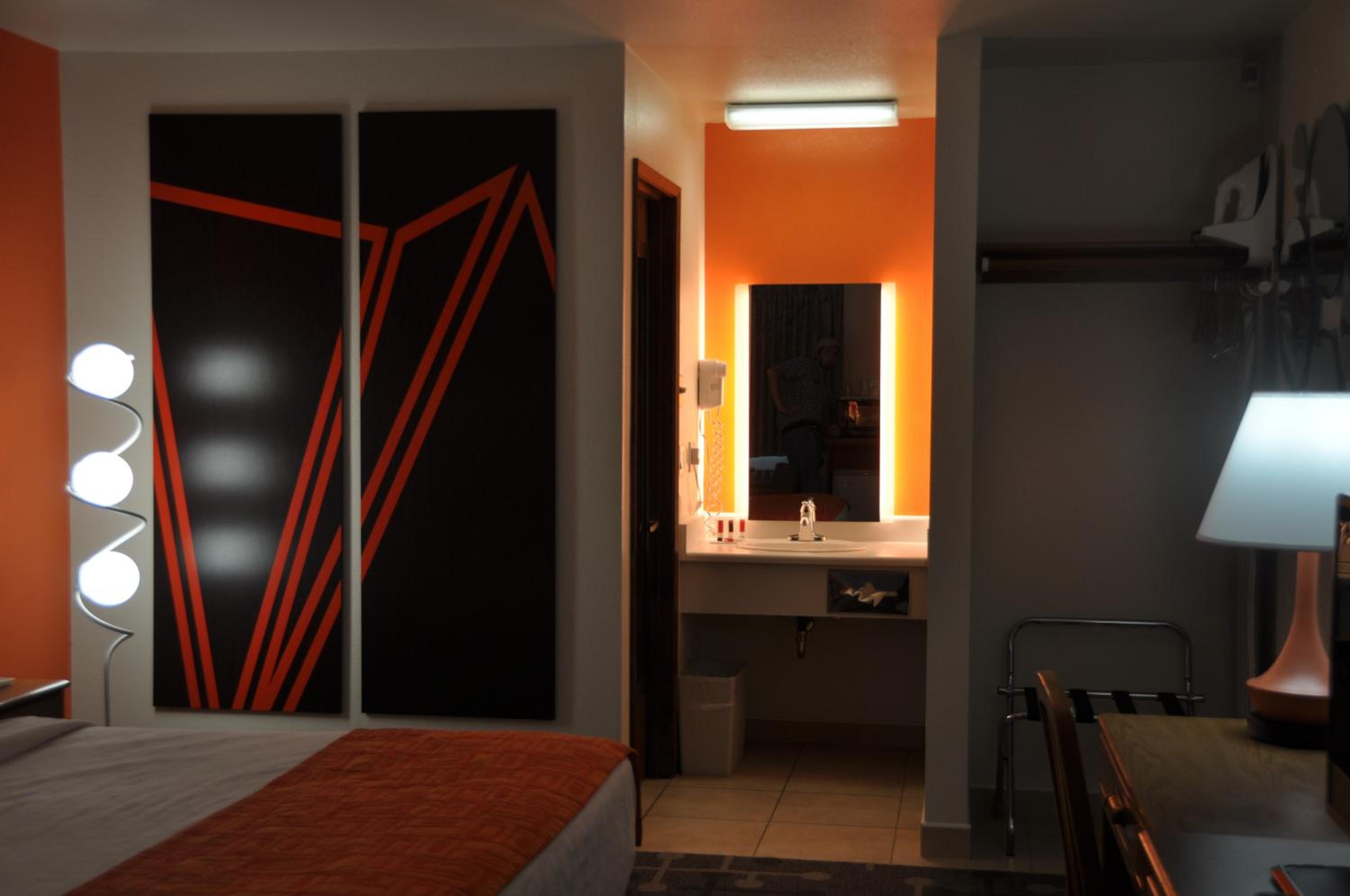 Queen Room - Non-Smoking - Photo 6