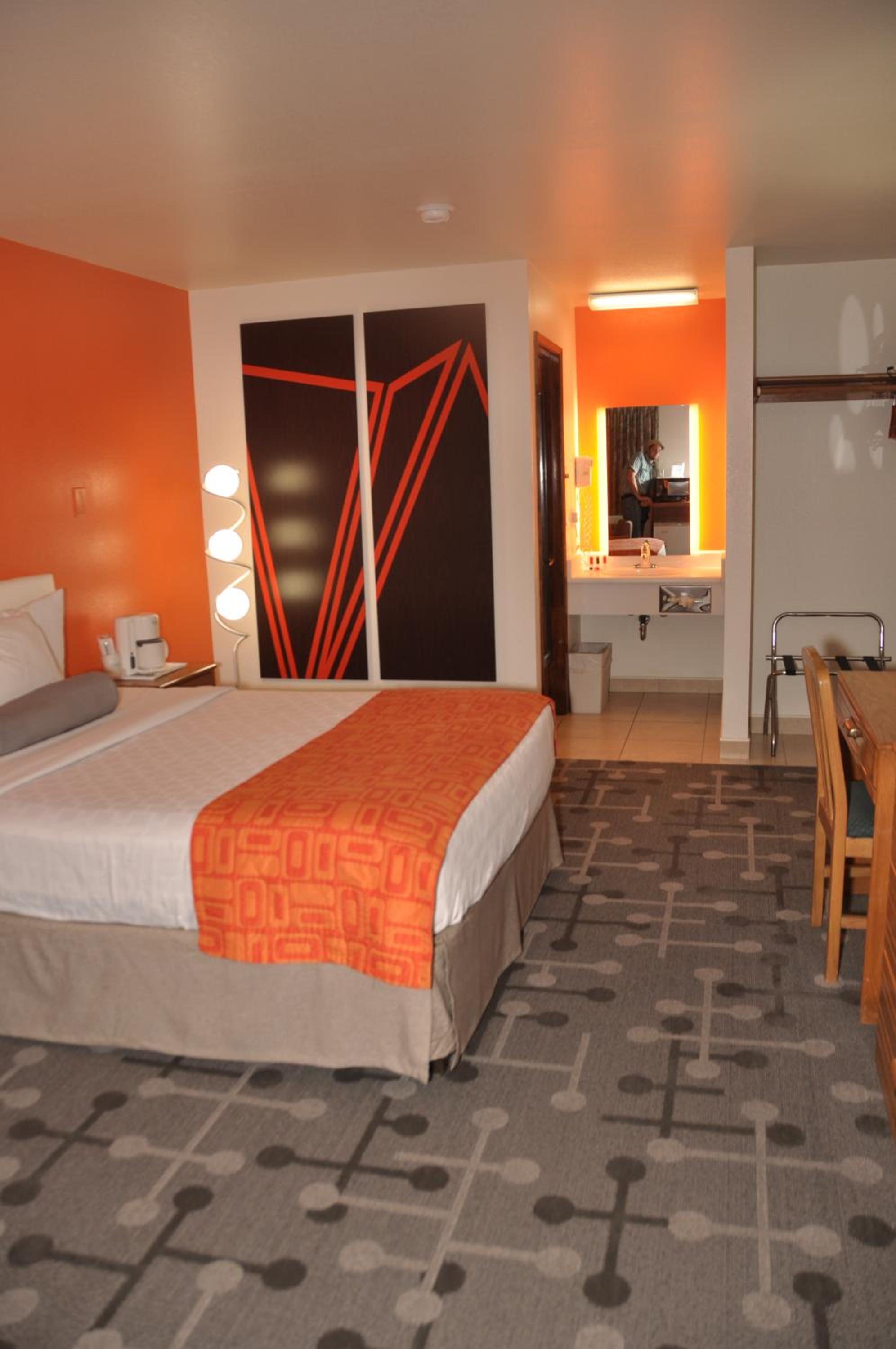 Deluxe Queen Studio with Two Queen Beds - Non-Smoking - Photo 10