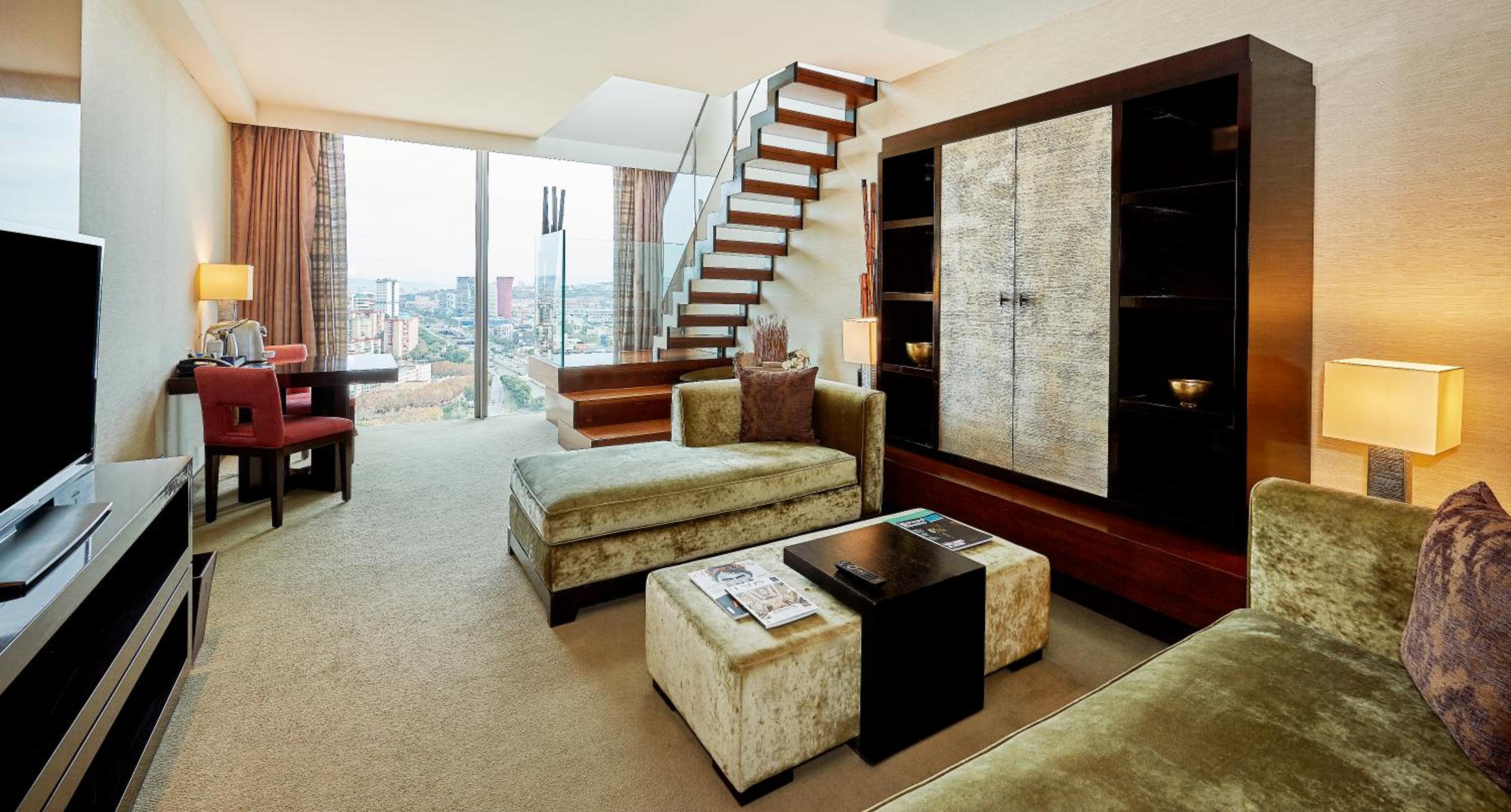 Loft With Panoramic View - Photo 8