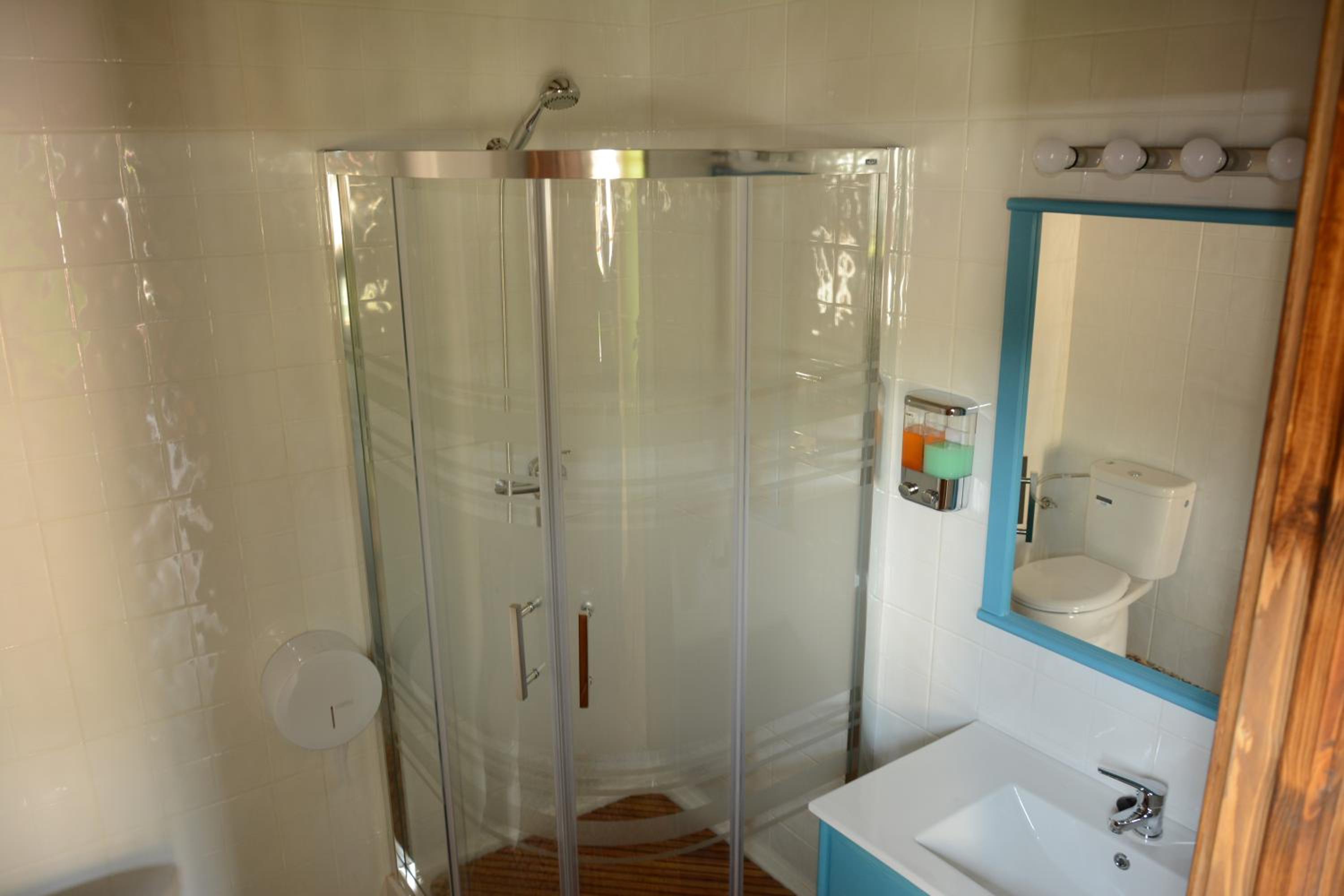Quadruple Room with Private Bathroom - Photo 3