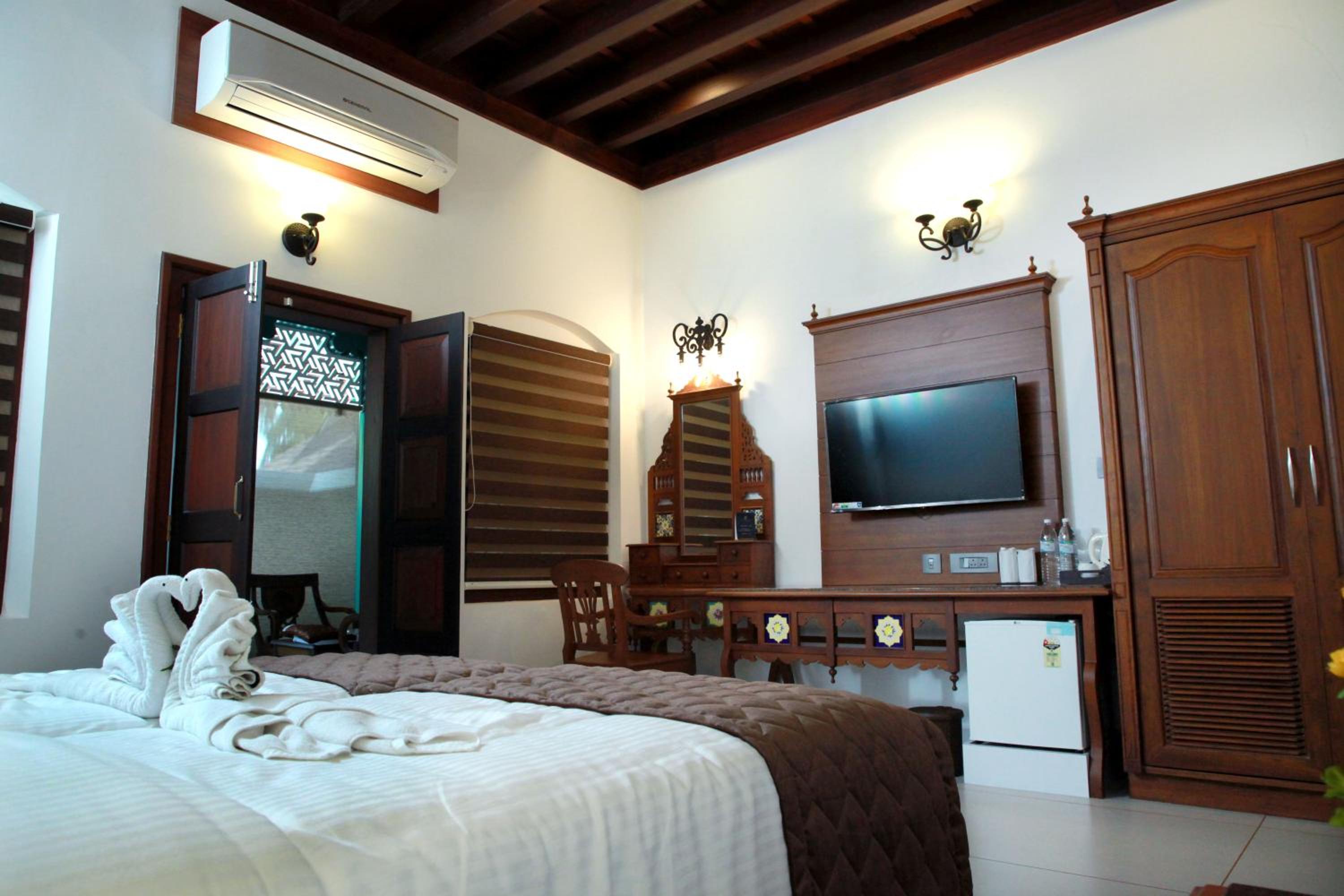 Suite - Photo 13