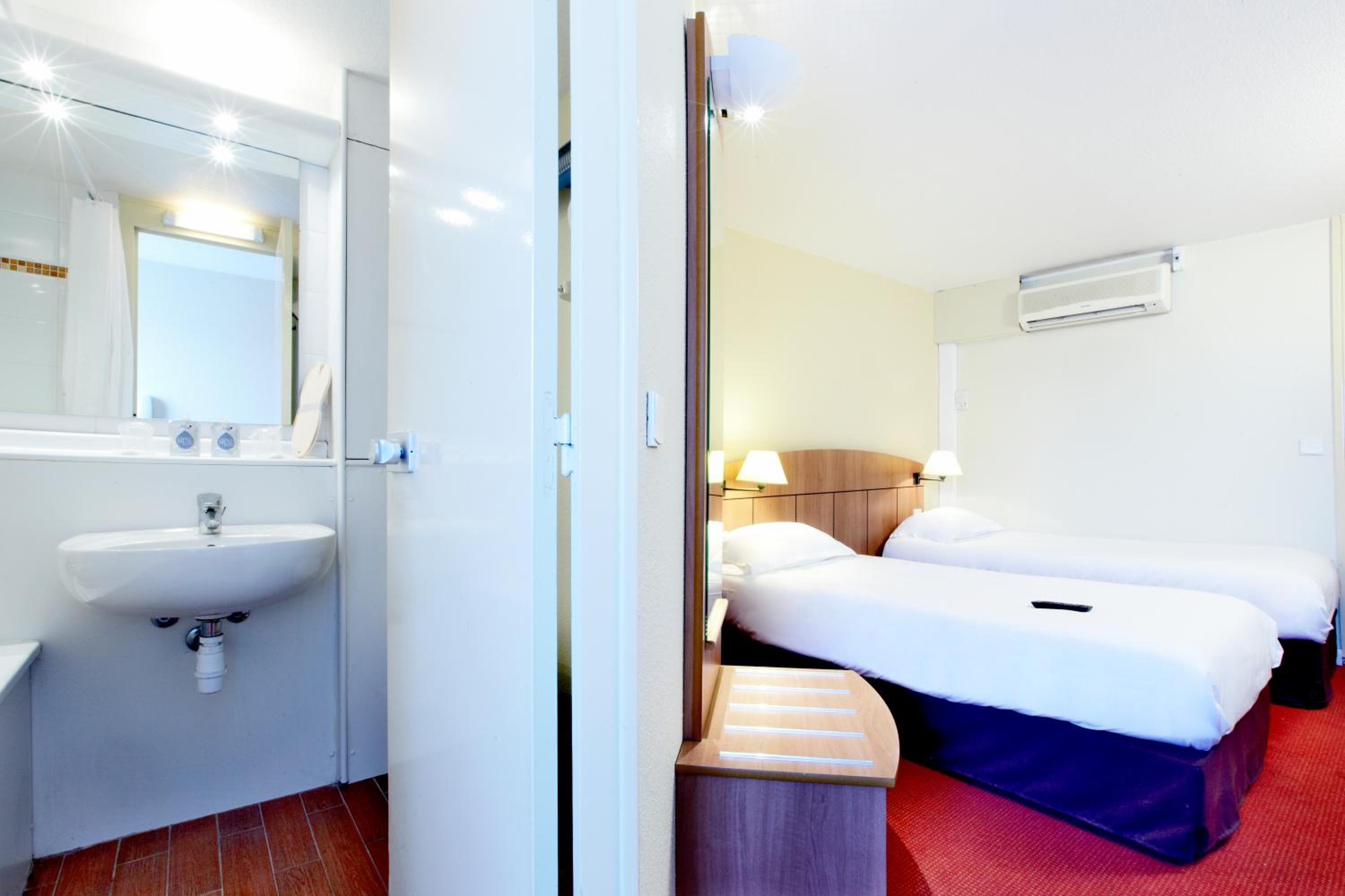 Twin Room - Photo 3