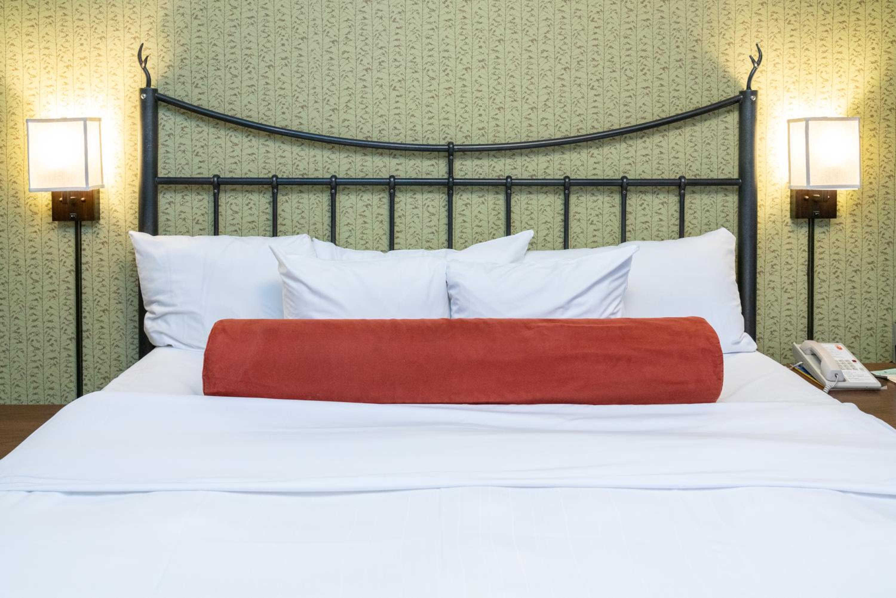 Standard King Room - Photo 5
