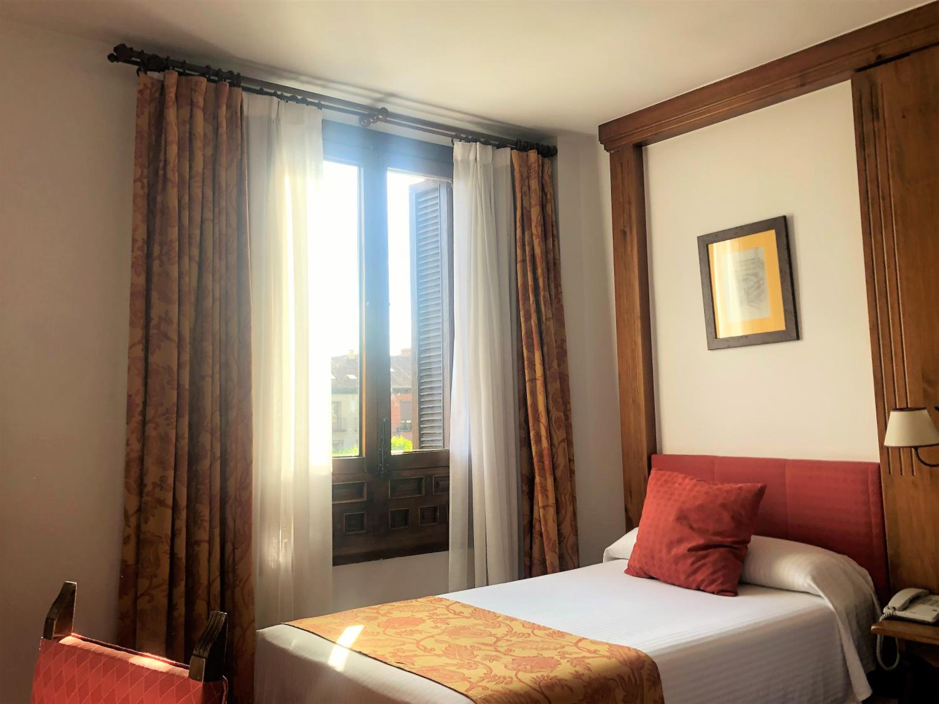 Standard Twin Room - Photo 8
