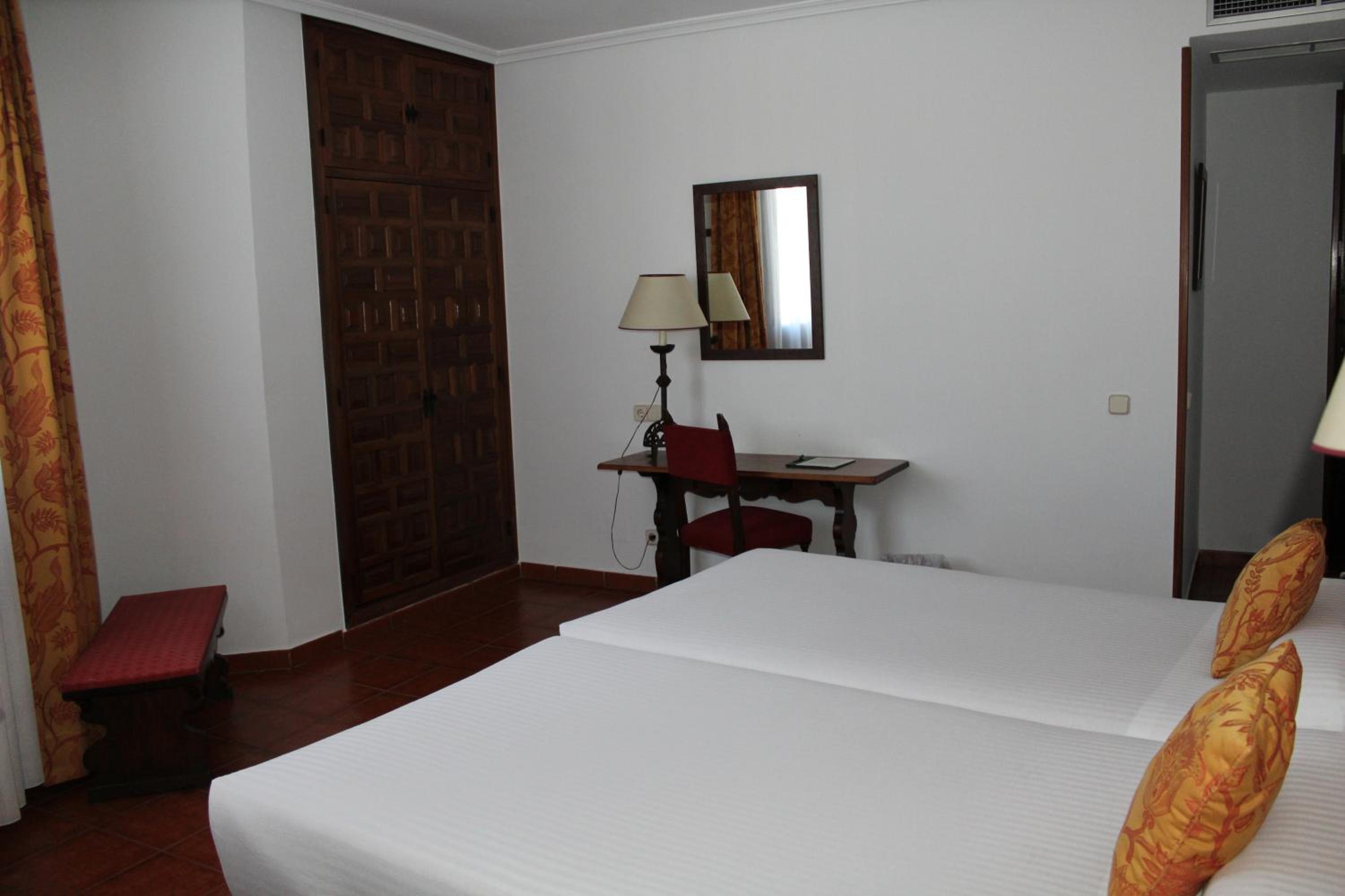 Standard Twin Room - Photo 5