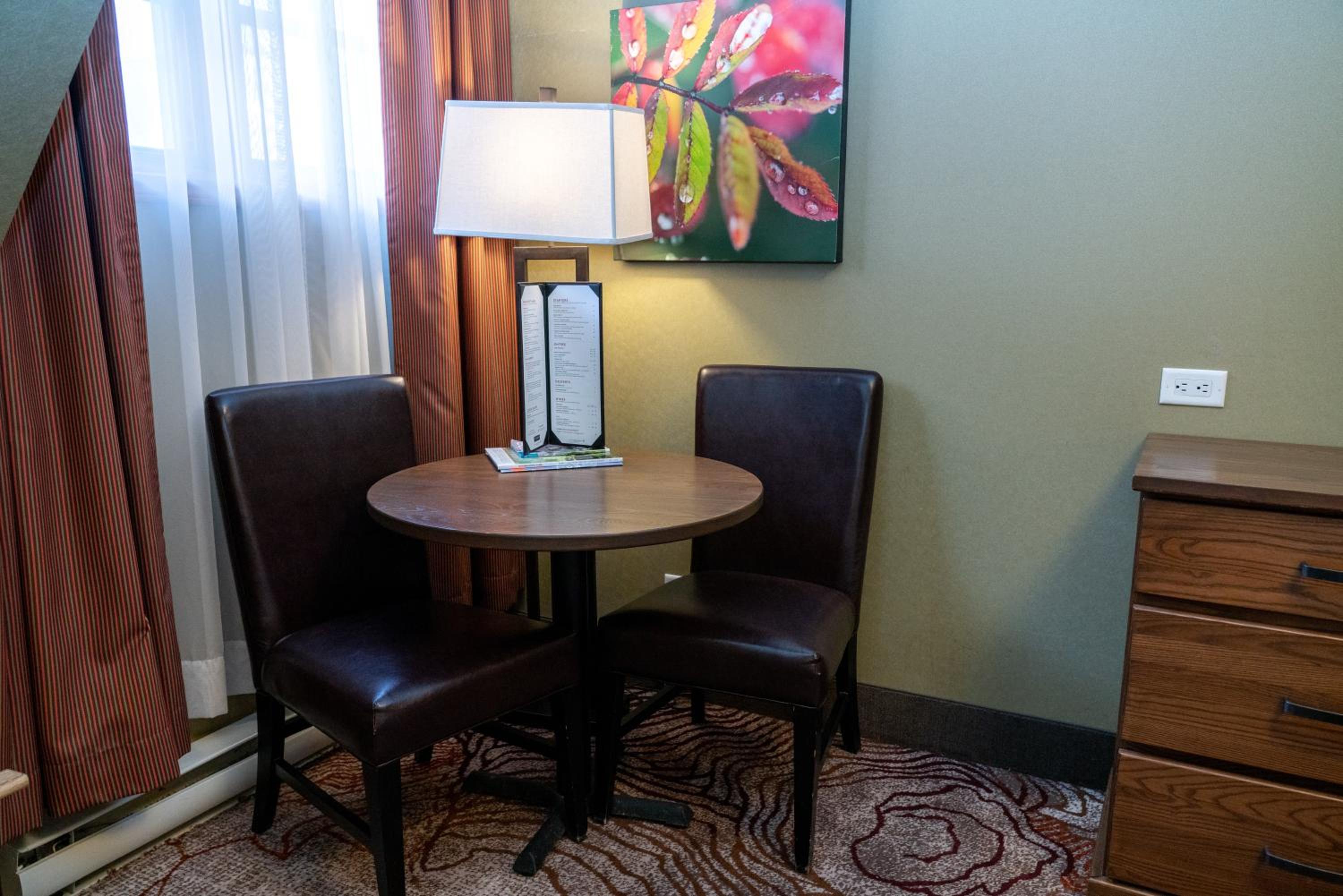 Standard King Room - Photo 7