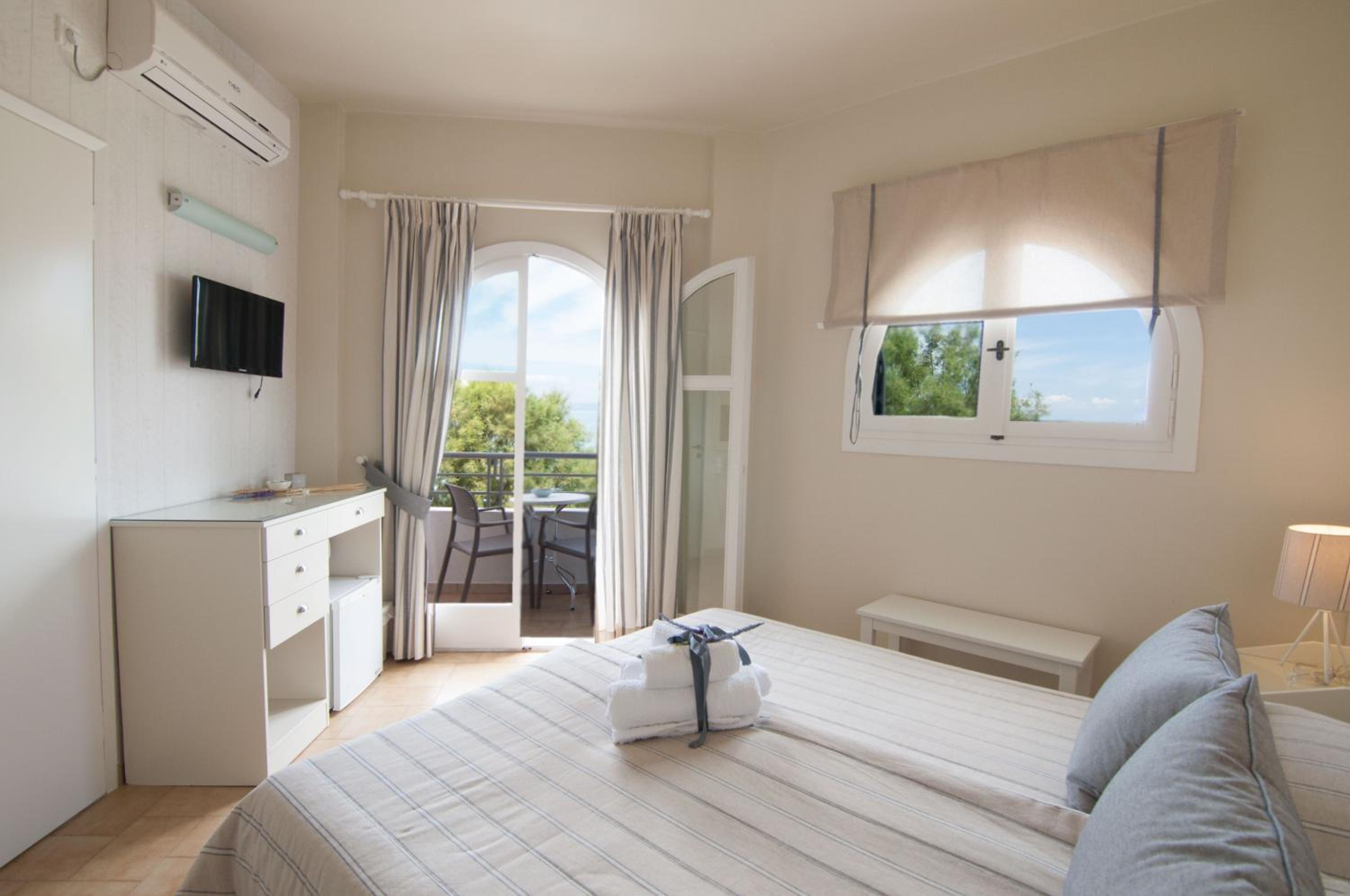 Premium Twin Room with Sea View - Photo 9