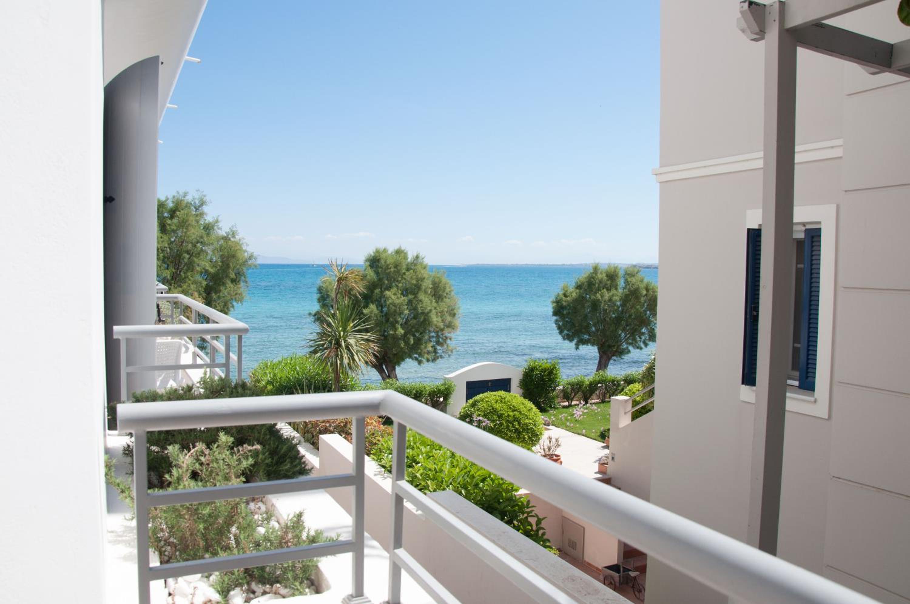 Double or Twin Room with Partial Sea View - Photo 2