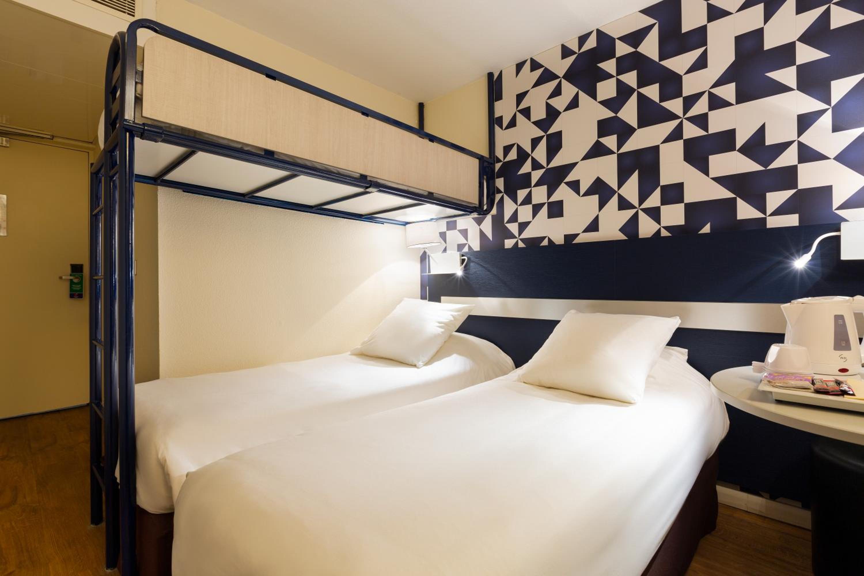 Room With Four Single Beds - Non-Smoking - Photo 3
