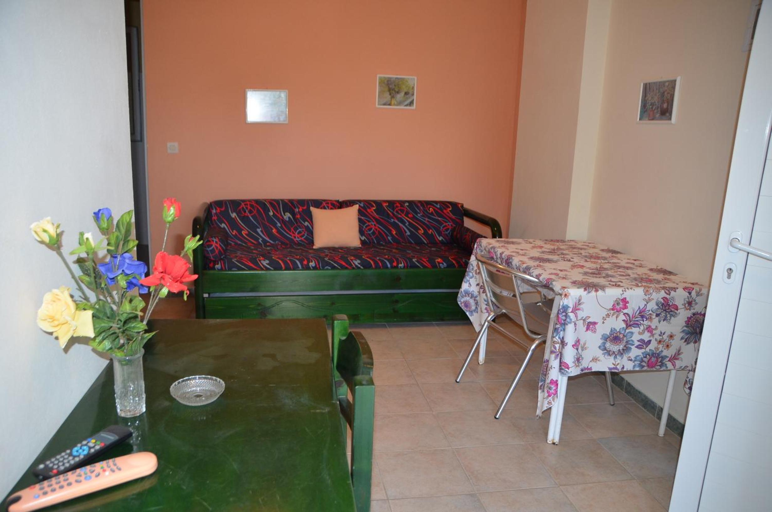 One-Bedroom Apartment - Photo 2