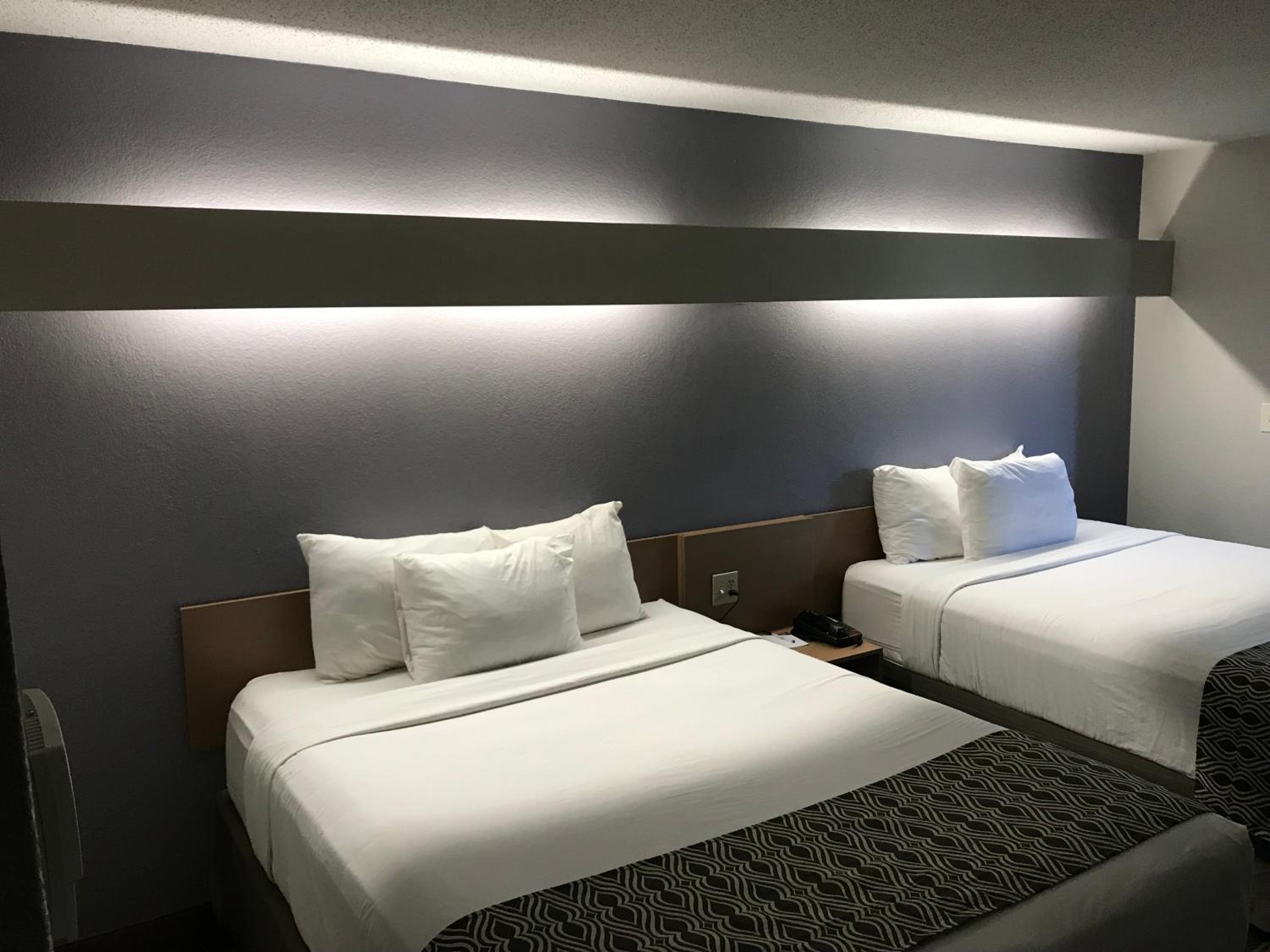 Queen Room with Two Queen Beds - Non-Smoking - Photo 3