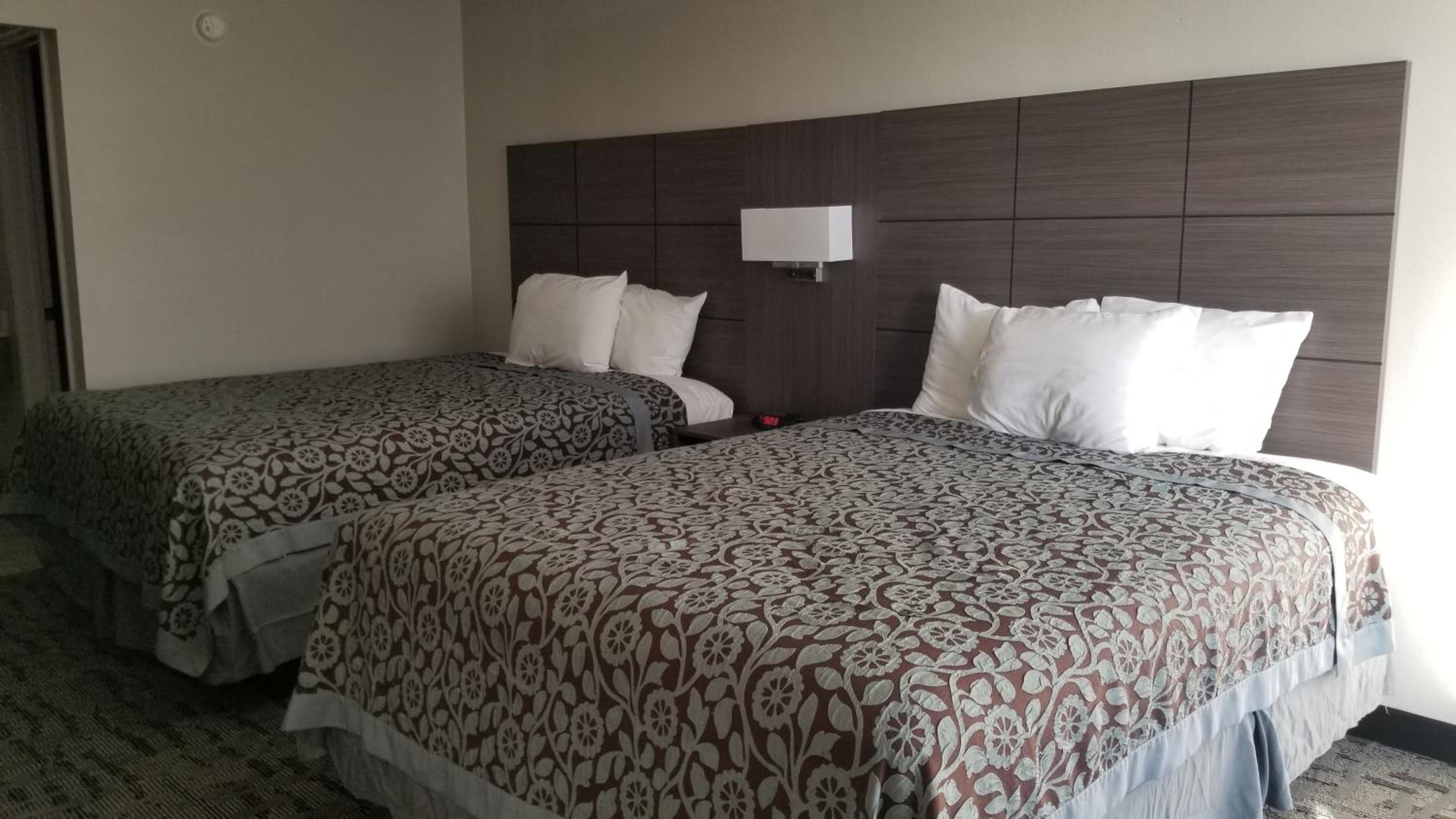 Queen Room with Two Queen Beds - Non-Smoking - Photo 1