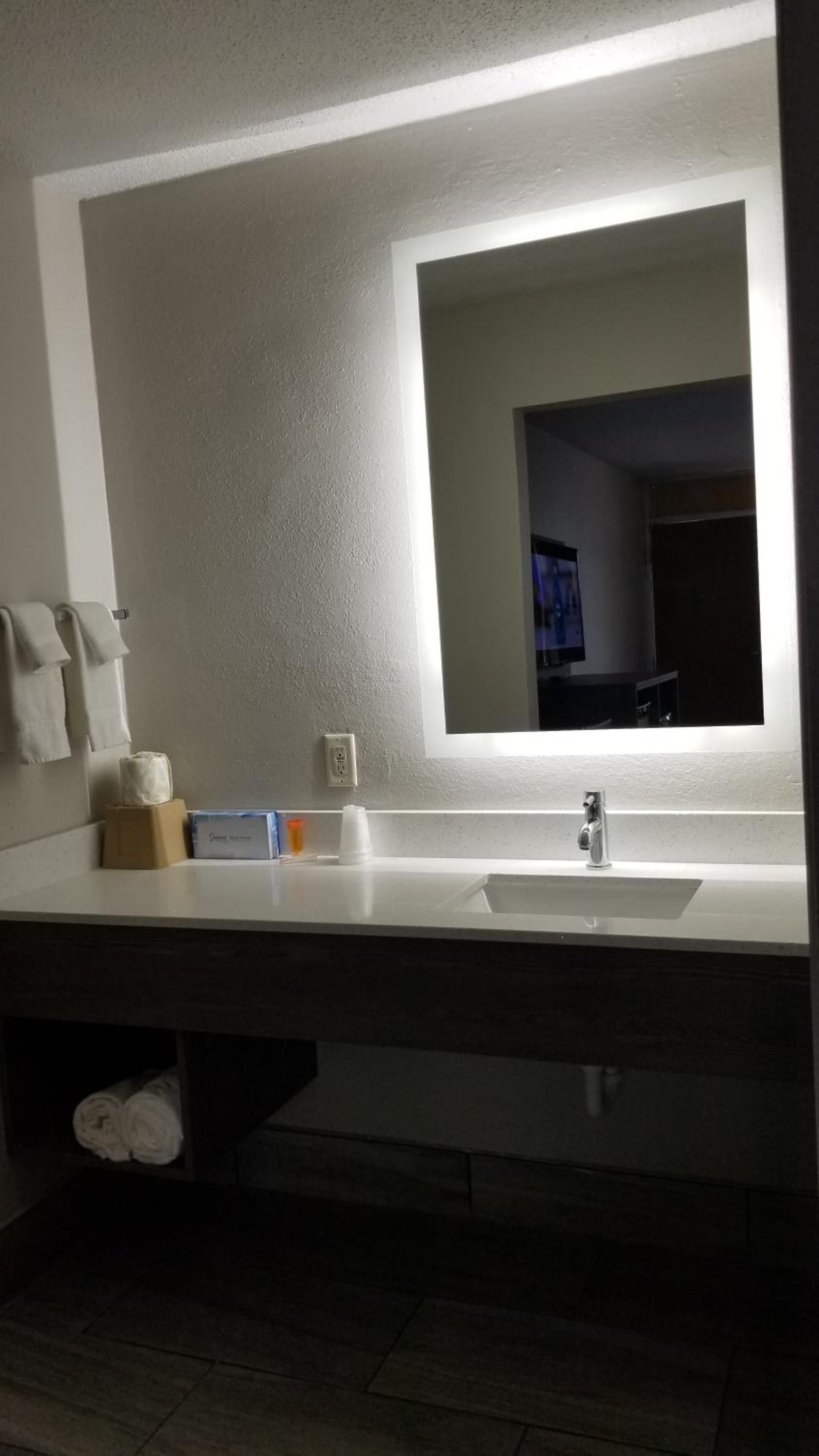 King Room - Non-Smoking - Photo 2