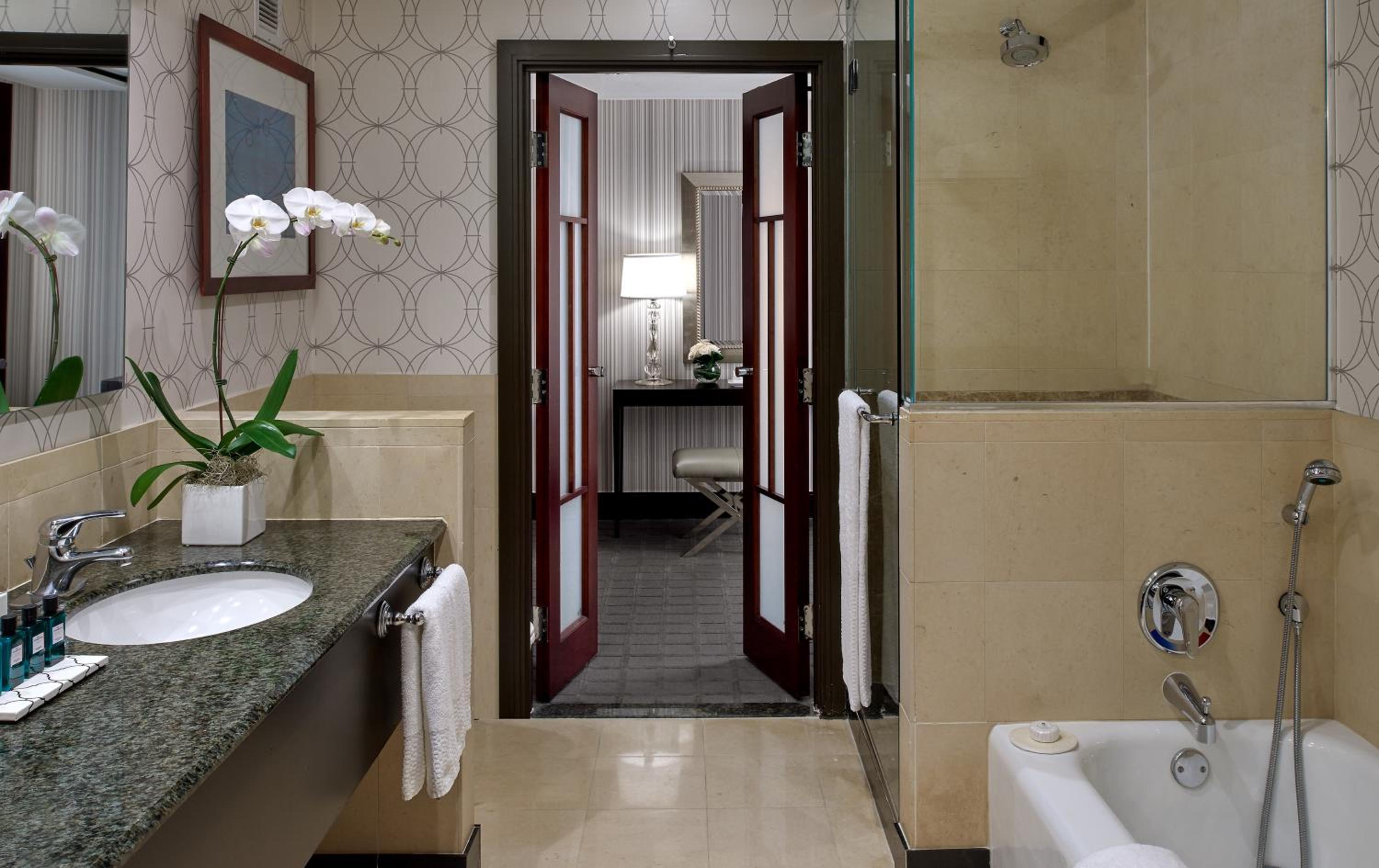 Luxury King Suite - Photo 2