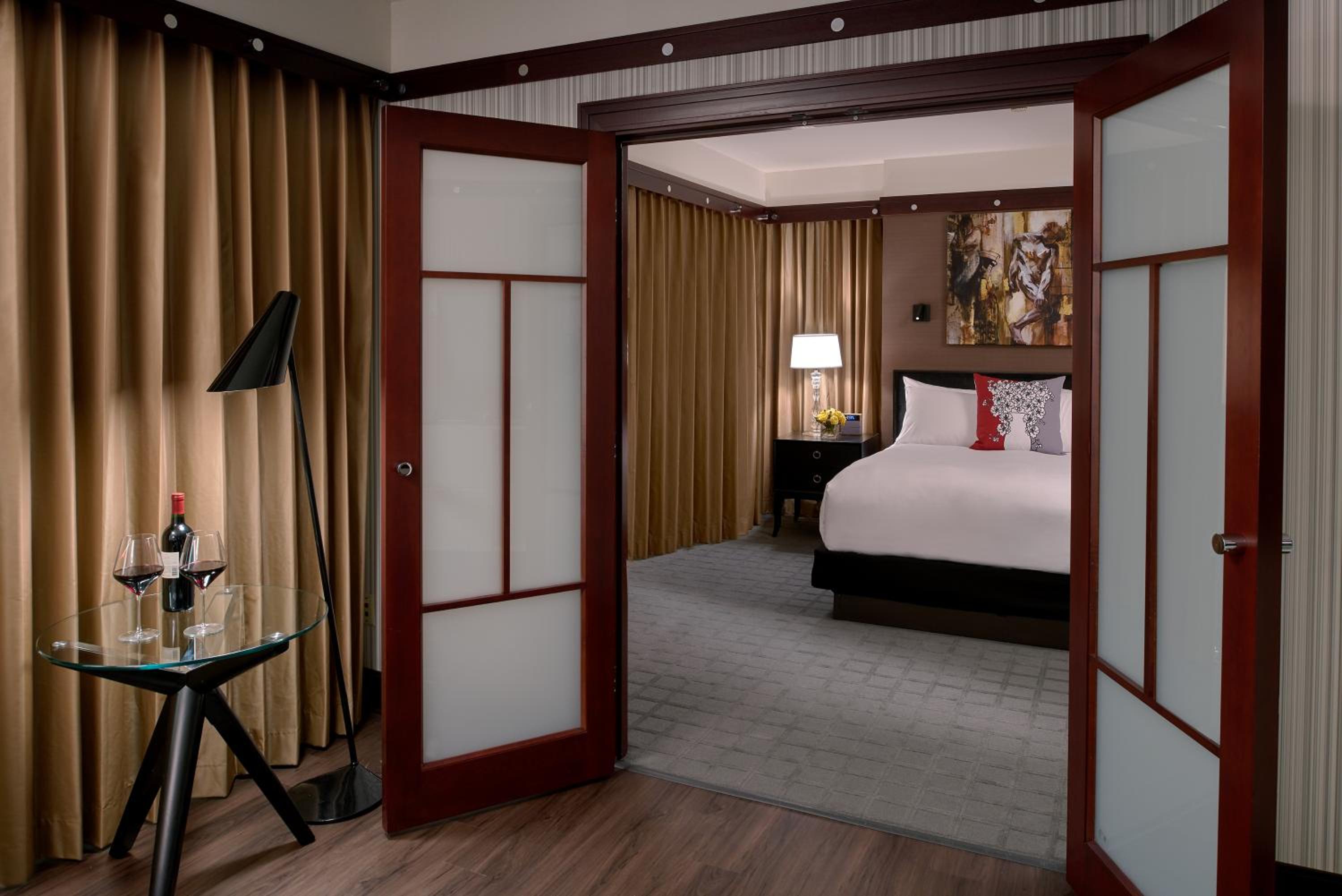 Prestige King Suite - Corner Room - Photo 8